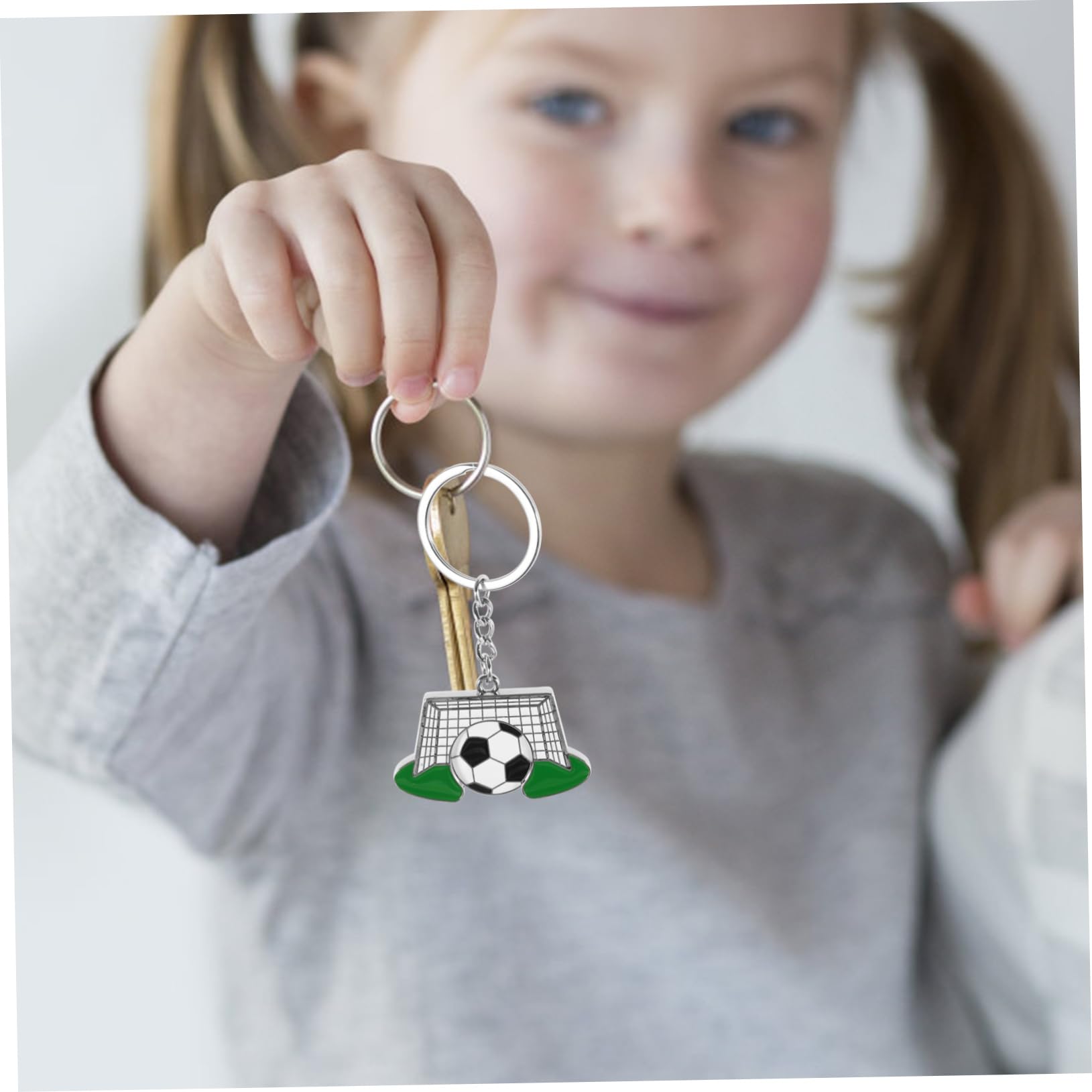 BELLIFFY Elegant Keychain Ring with Token Pendant - Stylish Trolley Key Holder for Car Keys, Sports Tokens & Accessories - Perfect for Everyday Use, Travel & Gifts