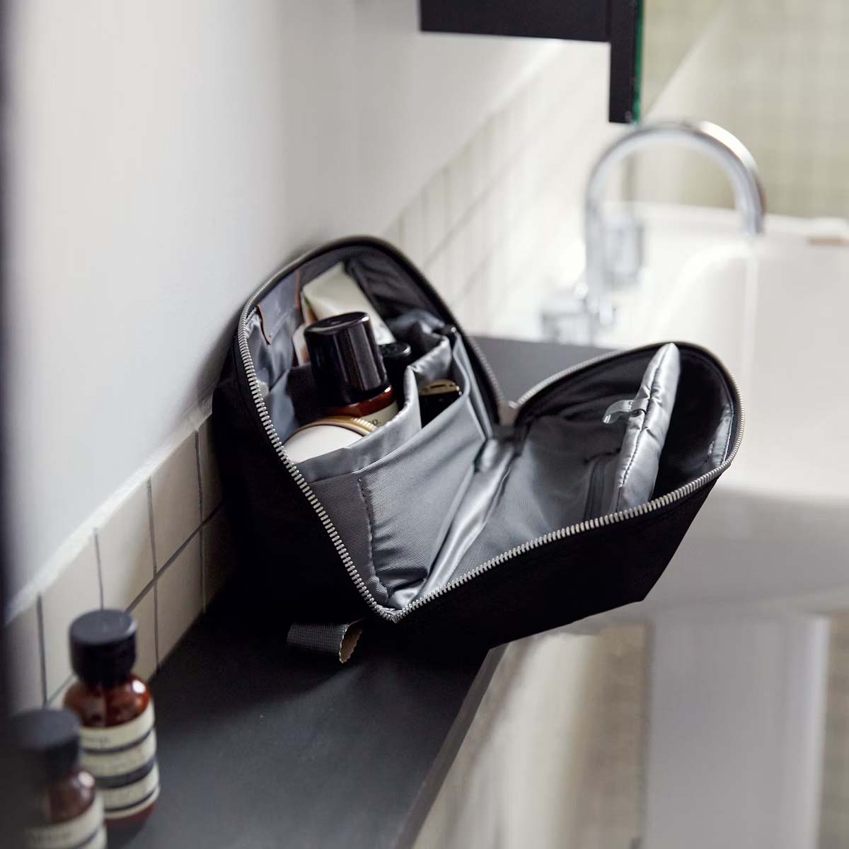 Bellroy Premium Travel Toiletry Kit - Water-Resistant Organizer for Men & Women - Perfect for Airplane, Gym, Camping & Business Trips