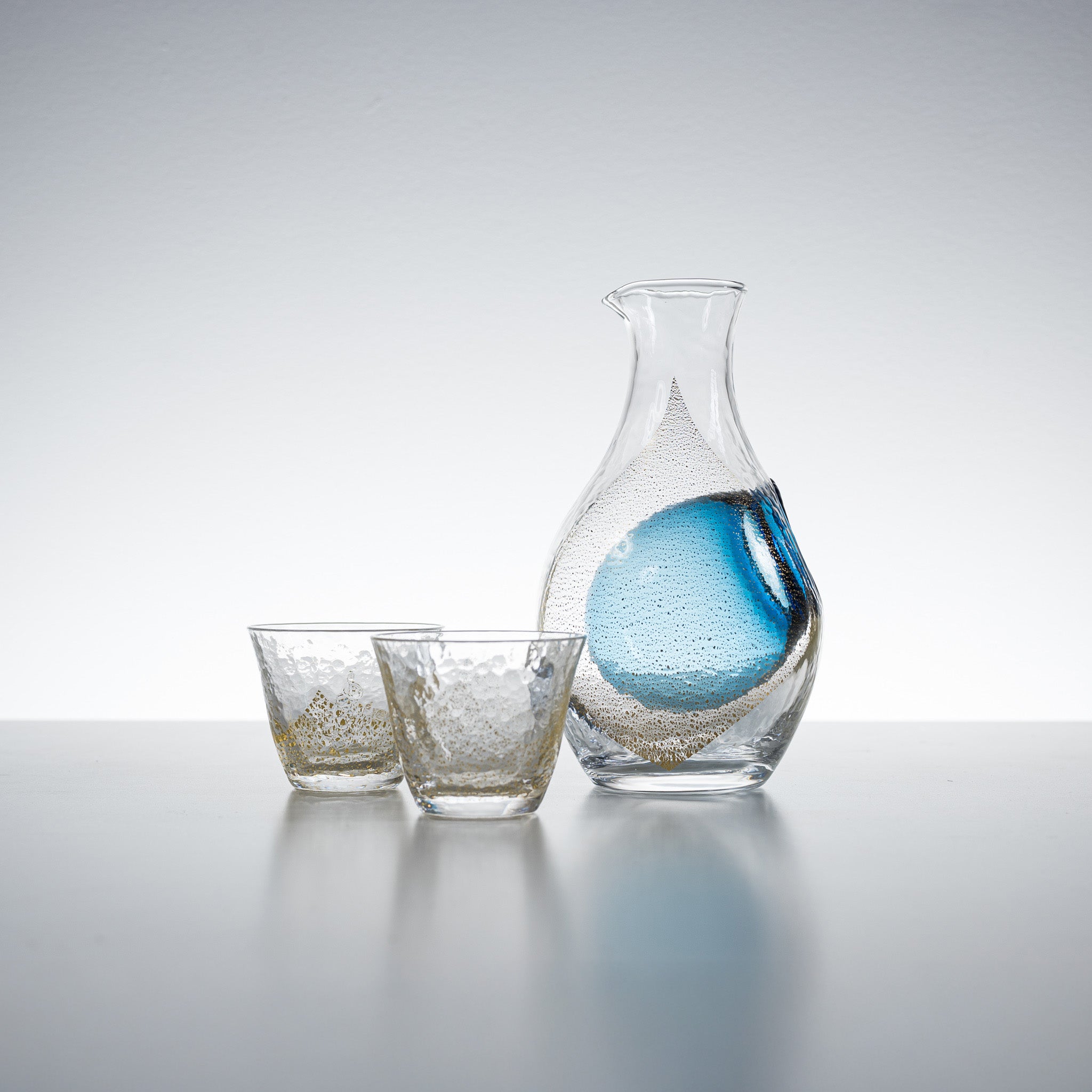 Premium Aqua Gold Cold Sake Set - 1 Glass Jug with 2 Traditional Sake Cups | Japanese Chilled Sake Serving Kit for Dinner Parties, Gifts & Home Bar Accessories