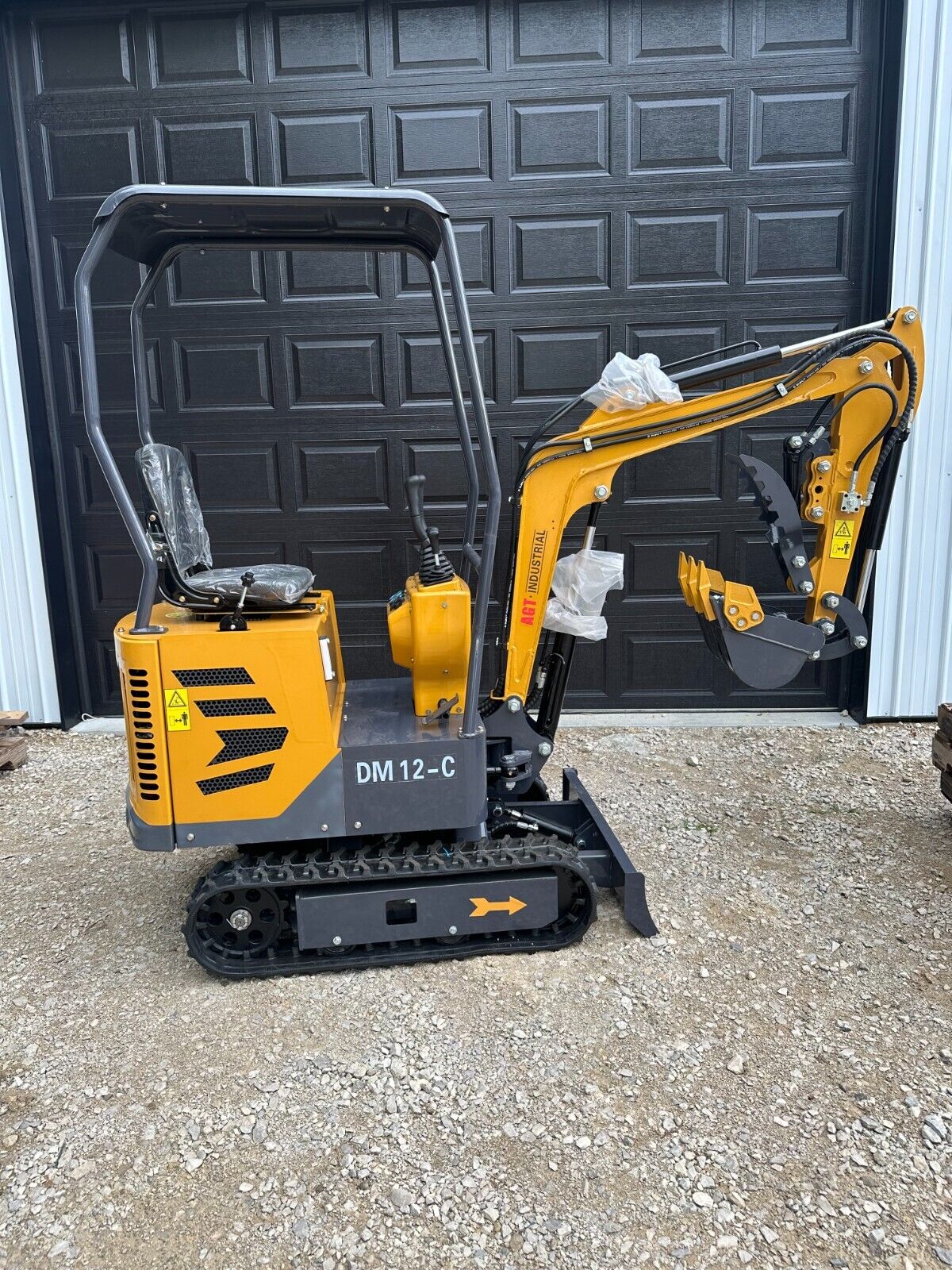 AGT DM12 C 13.5 HP 1 Ton Mini Excavator - Compact Tracked Crawler Digger with Briggs & Stratton Gas Engine - Perfect for Landscaping, Trenching & DIY Home Projects