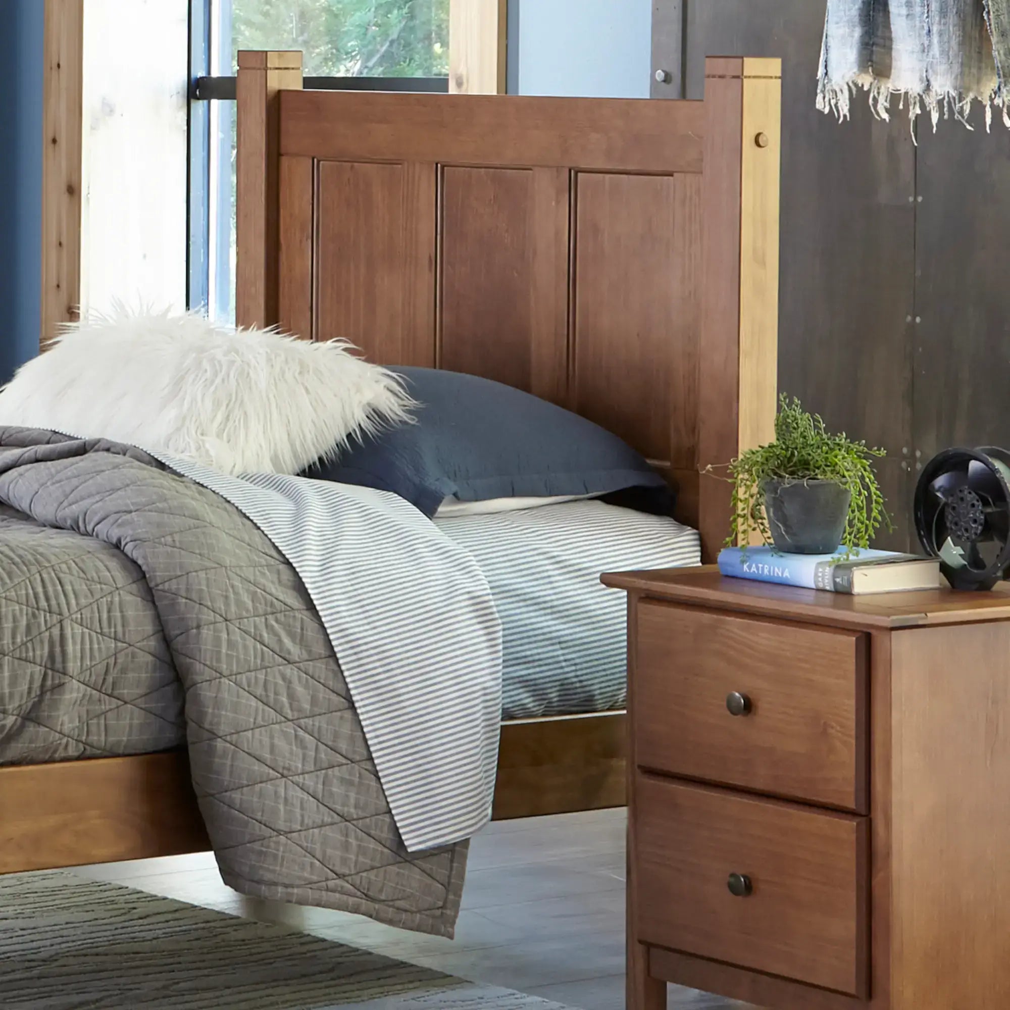 5-Piece Shaker Bedroom Set - Queen Size Bed, Nightstand, Dresser & Mirror - Classic Wooden Furniture for Cozy Home Decor