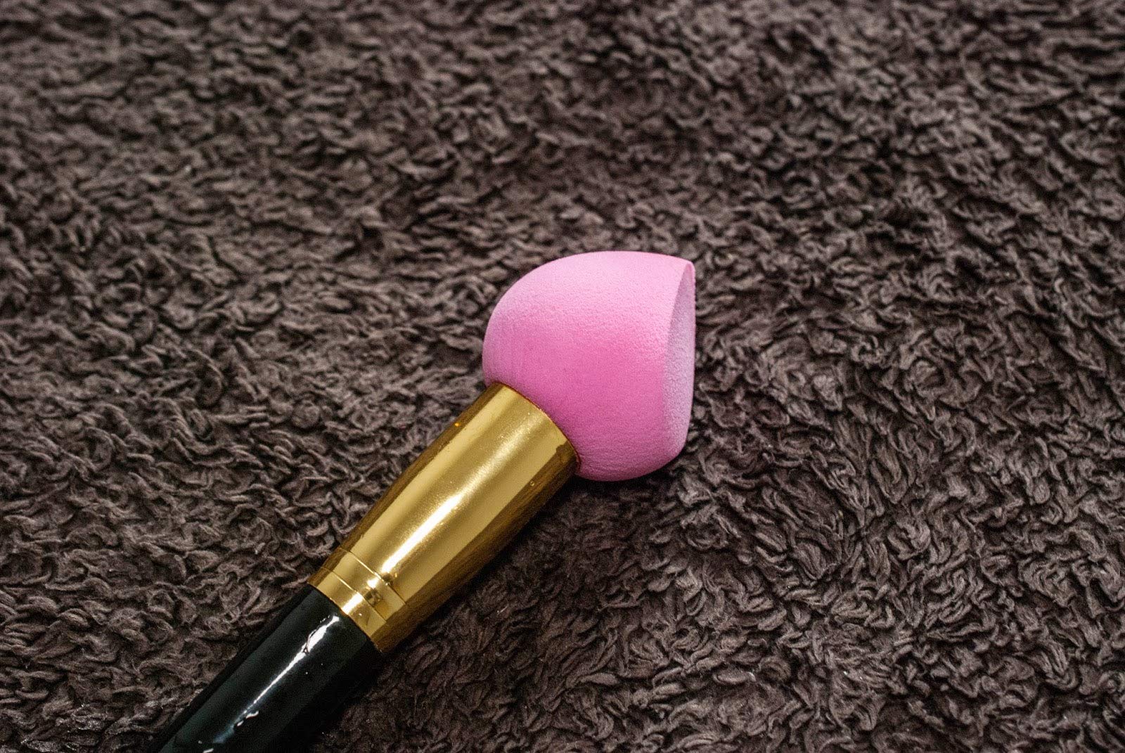 Just Peachy Foundation Concealer Beauty Blender Brush with Handle - 17cm Baby Pink Makeup Sponge for Flawless Blending & Airbrush Finish | Perfect for Liquid, Cream & Powder Cosmetics