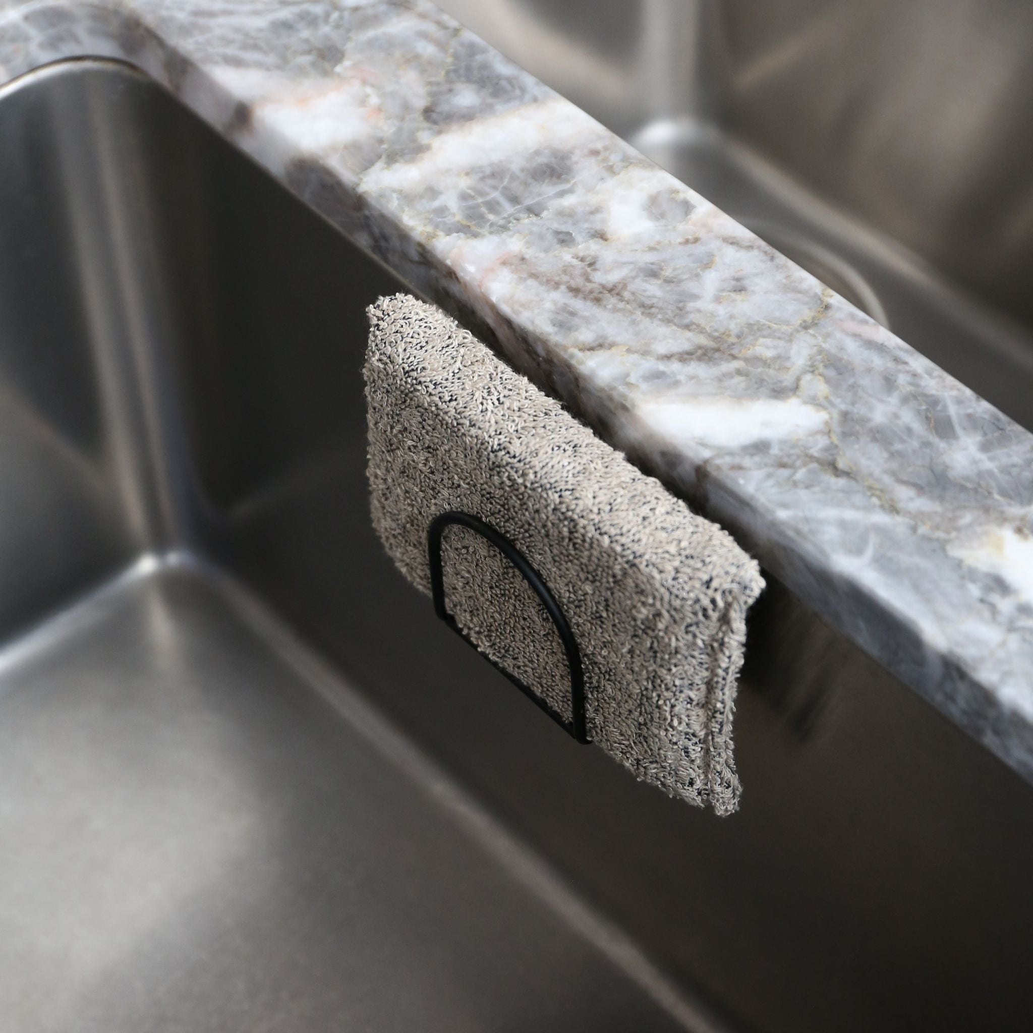 DESIGNSTUFF Sink Sponge Holder - Black, Rustproof & Non-Slip Kitchen Organizer for Dish Sponges & Brushes | Perfect for Kitchen Sink, Countertop, or Bathroom Storage