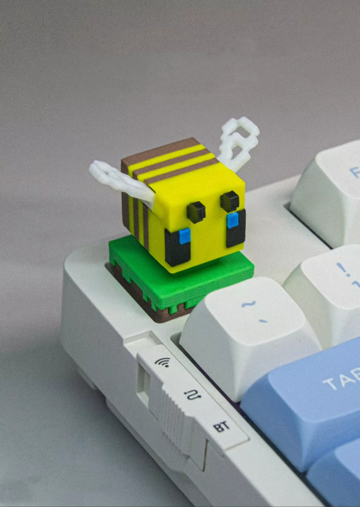 Custom Minecraft Pixel Style Bee Resin Keycaps - Movable Wings, Personalized Gaming Keycaps for Mechanical Keyboards - Perfect for Gamers & Collectors