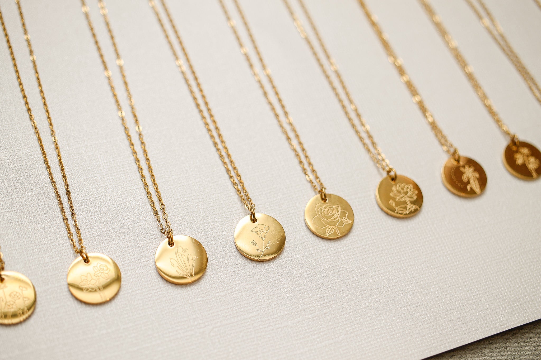 Gold Birth Flower Necklace - Personalized Floral Jewelry Gift for Women - Perfect for Birthdays, Anniversaries & Mother's Day