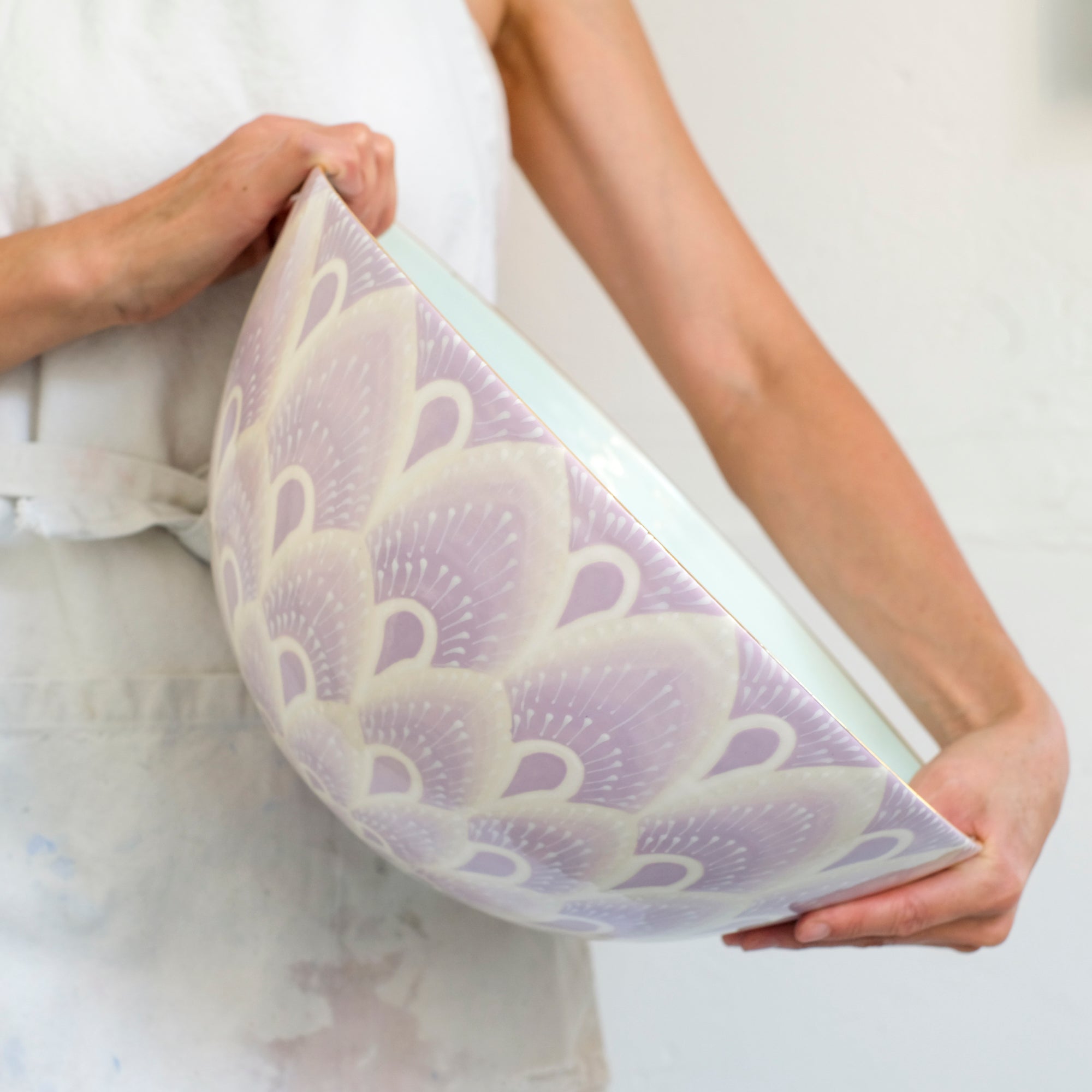 West Palm Mondo Bowl in Lilac - Large Decorative Ceramic Serving Bowl for Salads, Pasta, Fruit - Perfect for Dining, Entertaining & Kitchen Decor