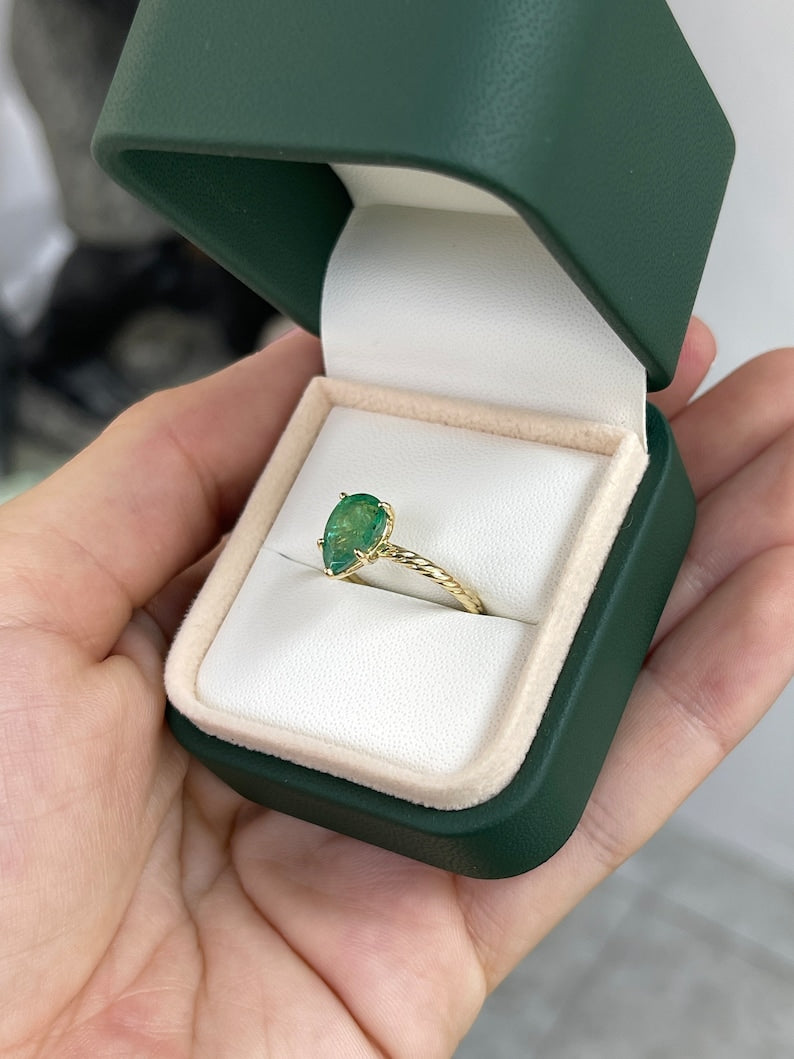 1.95ct 14K Yellow Gold Pear Cut Emerald Solitaire Ring with Twisted Band – Elegant Green Gemstone Jewelry for Engagement, Anniversary & Special Occasions