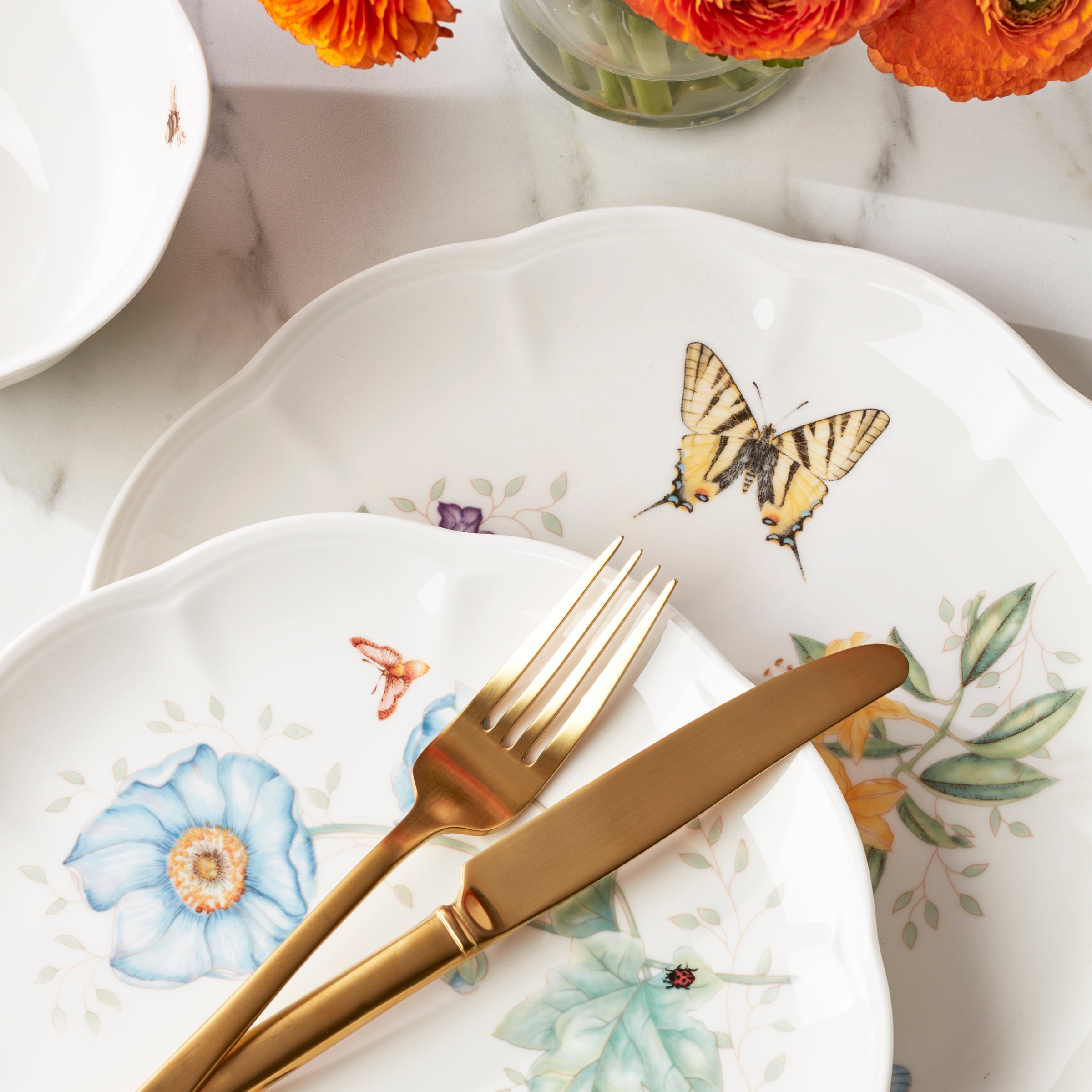 Butterfly Meadow 24-Piece Dinnerware Set - Porcelain Plates, Bowls & Mugs - Elegant Dinner Set for Family Gatherings, Parties & Everyday Use