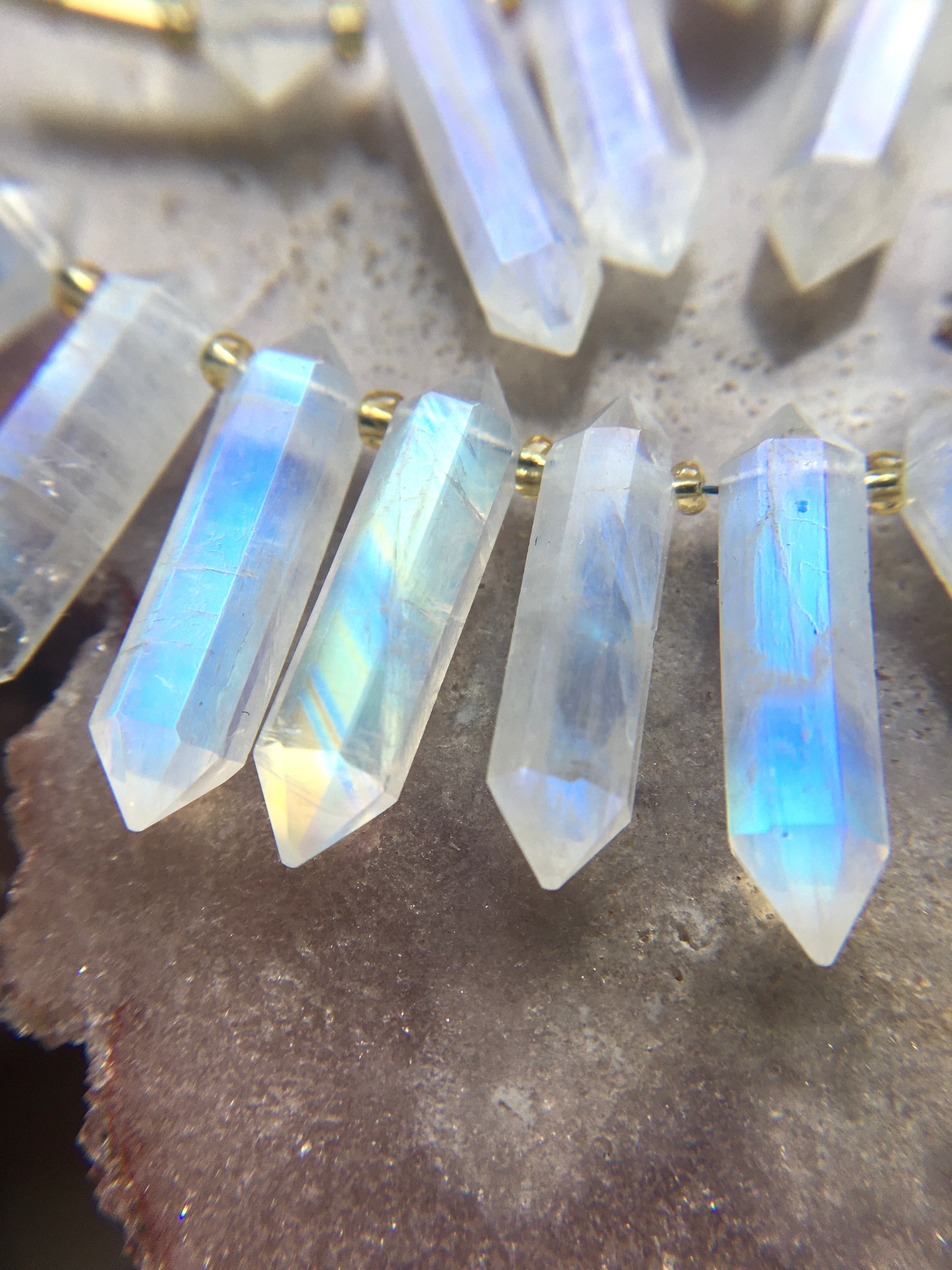 Rainbow Moonstone Crystal Point Healing Necklace – Natural Gemstone Pendant for Chakra Balancing & Spiritual Healing – Perfect for Meditation, Yoga & Energy Work