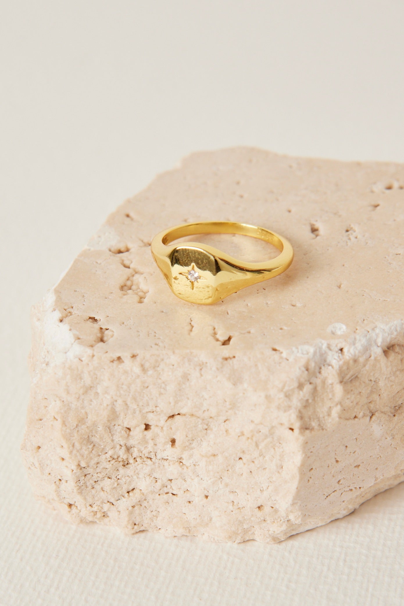 Elegant Rectangle Signet Gold Ring for Men & Women - Vintage Style Jewelry Gift for Wedding, Anniversary & Everyday Wear