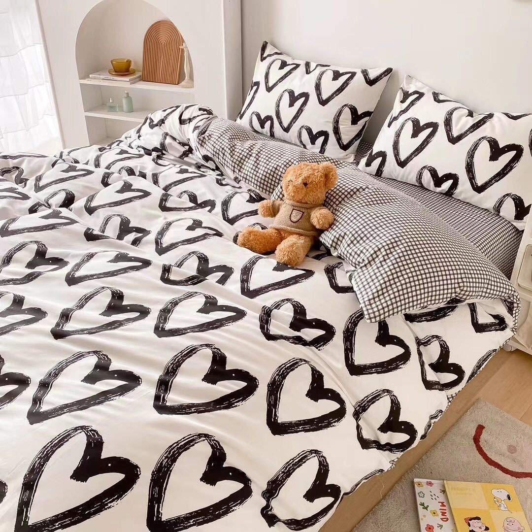 King Heart Comforter Set - White & Black Love Bedding for Couples | Romantic Bedroom Decor