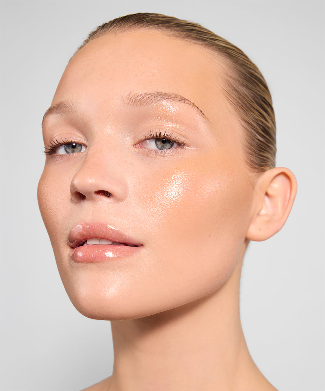 Gloss Highlighter - Shimmering Makeup Highlighter Stick for Face & Body - Perfect for Contouring, Glowing Skin & Special Occasions
