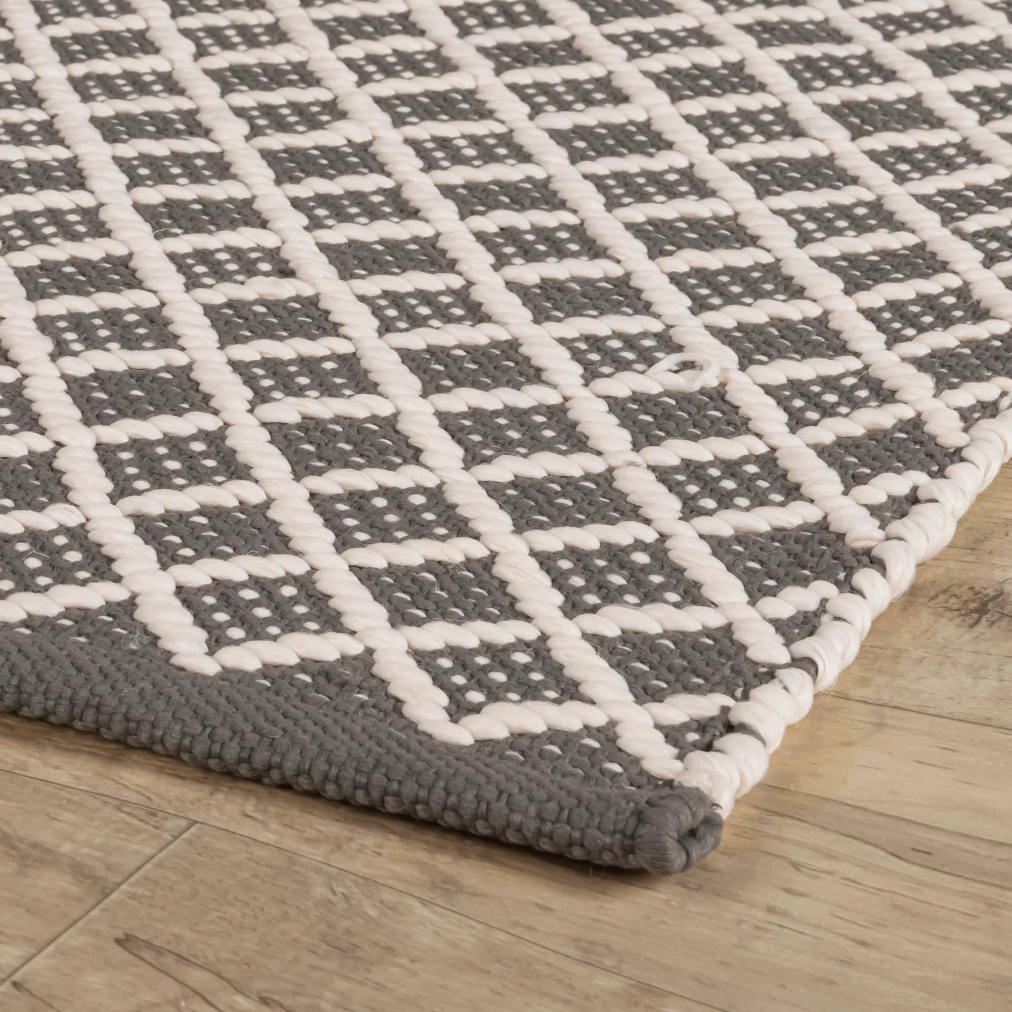 Handwoven Trellis Indoor Outdoor Area Rug - Soft & Durable Grey Woven Mat for Living Room, Bedroom, Patio or Deck Decor