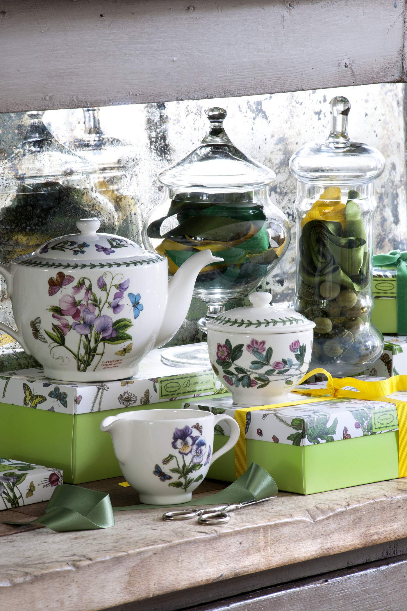 Portmeirion Botanic Garden 32oz Teapot - Sweet Pea Floral Design, Premium Earthenware, Durable Chip-Resistant Glaze, Dishwasher & Microwave Safe, Handcrafted in England - Perfect for Afternoon Tea, Brunch, and Elegant Home Decor