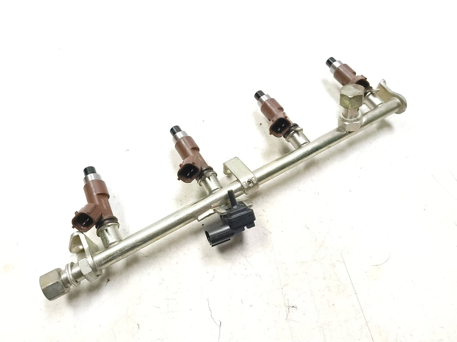 2004-2005 Honda CBR1000RR Fuel Rail with Fuel Injectors OEM Replacement Part - Perfect for Motorcycle Engine Repair & Performance Upgrades