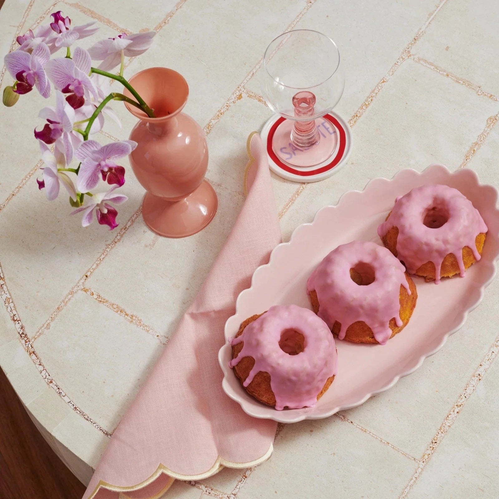 Elegant Pink Scallop Serving Platter - Premium Ceramic Appetizer Dish for Parties, Weddings & Home Decor | Perfect for Cheese, Fruits & Hors d'oeuvres Display