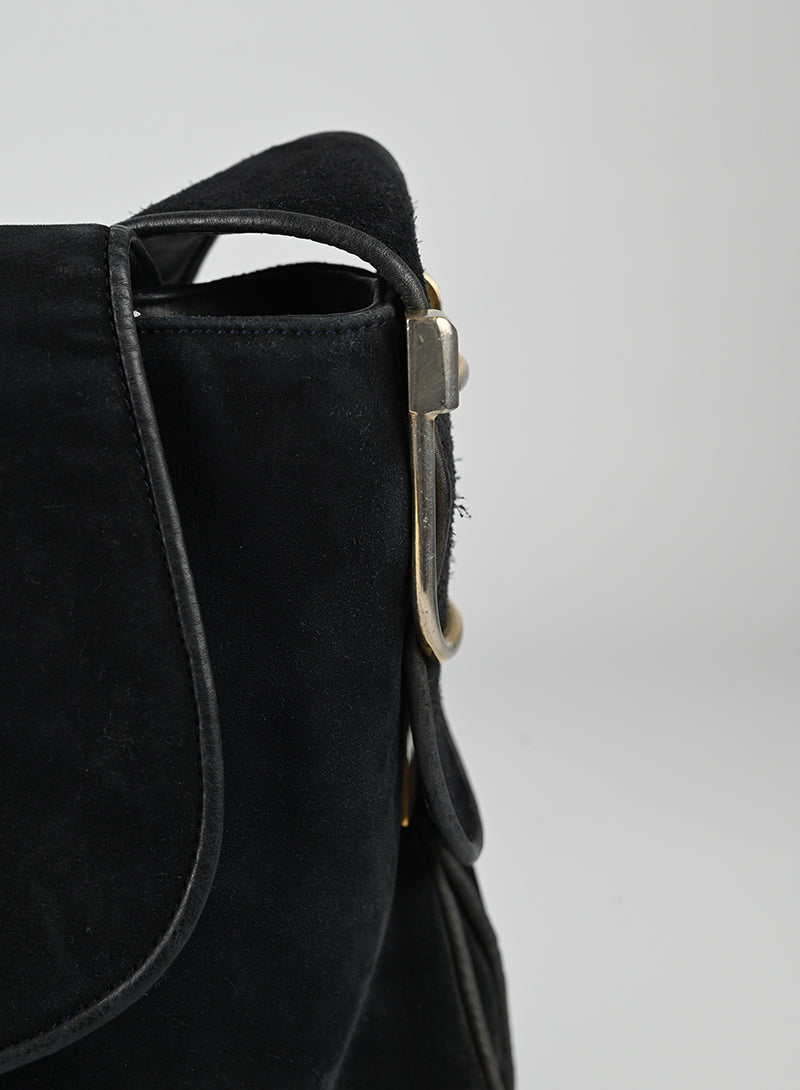 Original Title: Gucci Borsa in Suede nera   Optimized Title: **Gucci Black Suede Handbag for Women | Luxury Designer Shoulder Bag | Perfect for Work, Evening Events & Travel**