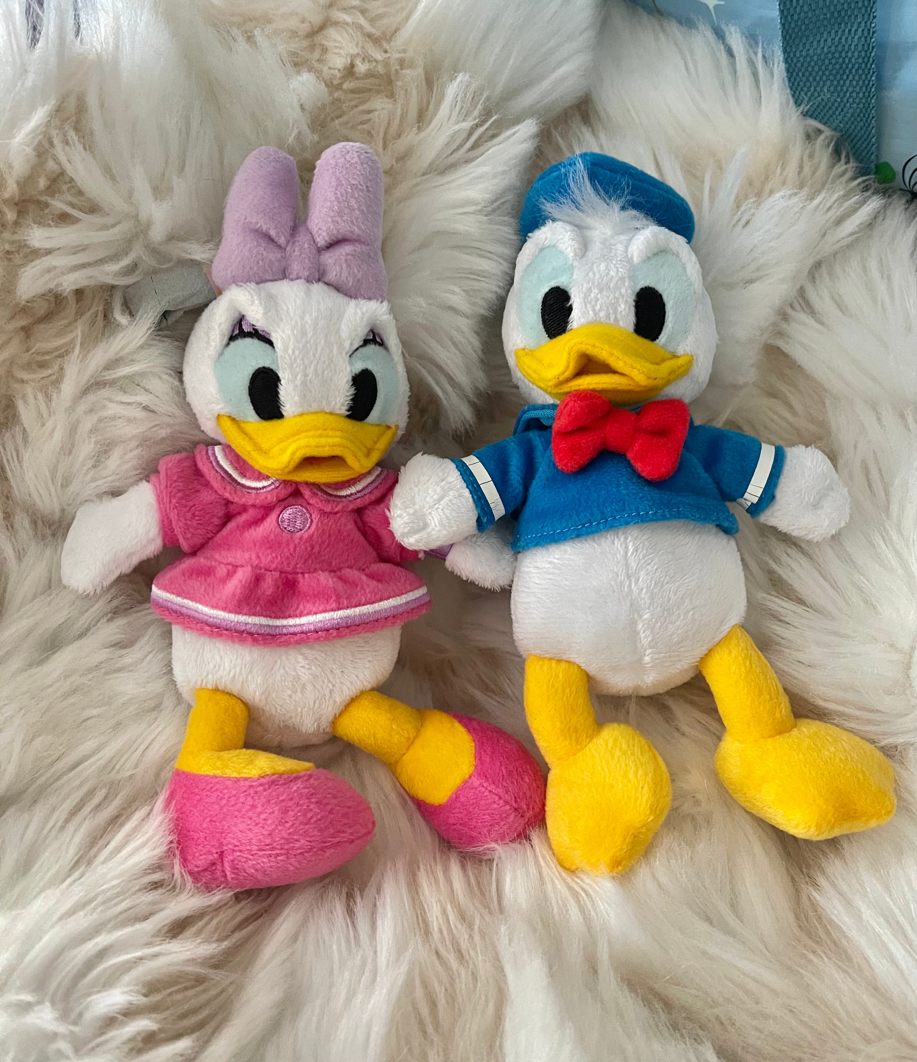 Tokyo Disney Donald & Daisy Keychain Plush Badge - Cute Couple Collectible for Bags, Backpacks & Gifts - Perfect for Disney Fans & Travel Accessories