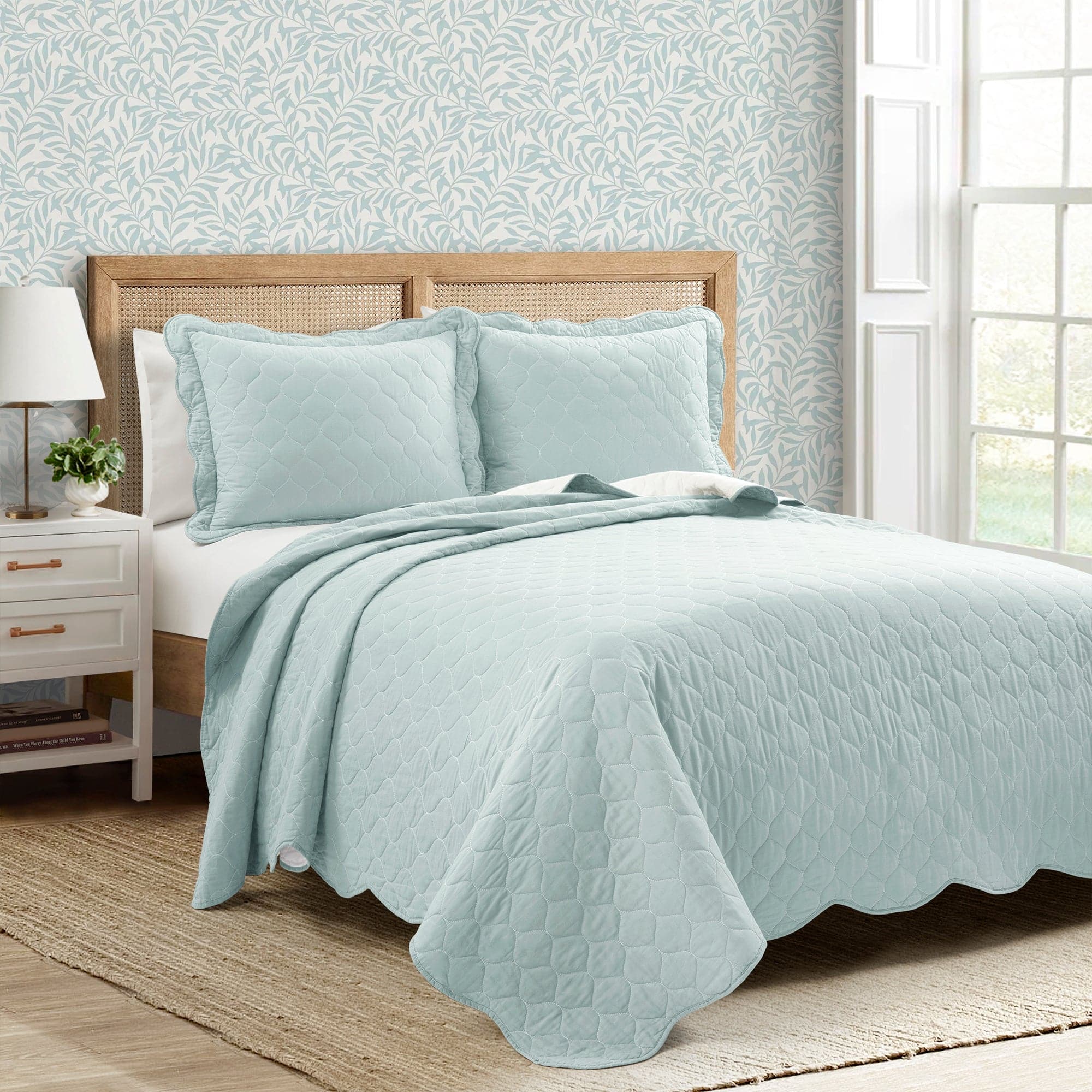 Coastal Chic Scalloped Edge Reversible Quilt 3-Piece Bedding Set | Soft & Breathable Comforter with Duvet Cover & Shams | Perfect for Beach House, Guest Room & Coastal Decor
