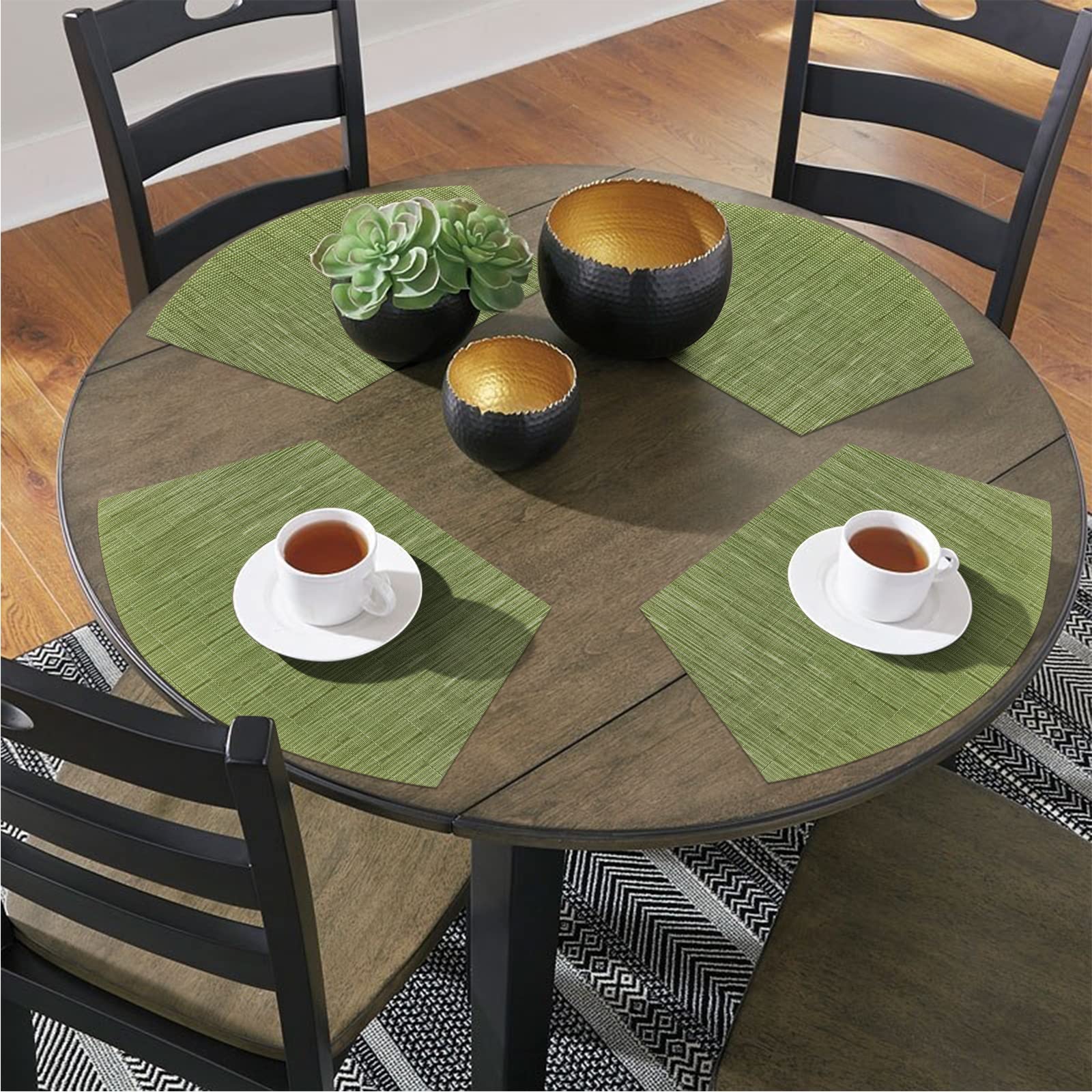SHACOS 4-Piece Round Table Placemats Set - Heat Resistant Woven Vinyl Wedge Placemats for Dining Table - Easy to Clean & Durable - Perfect for Kitchen, Dining Room, Parties & Outdoor Use (Green)