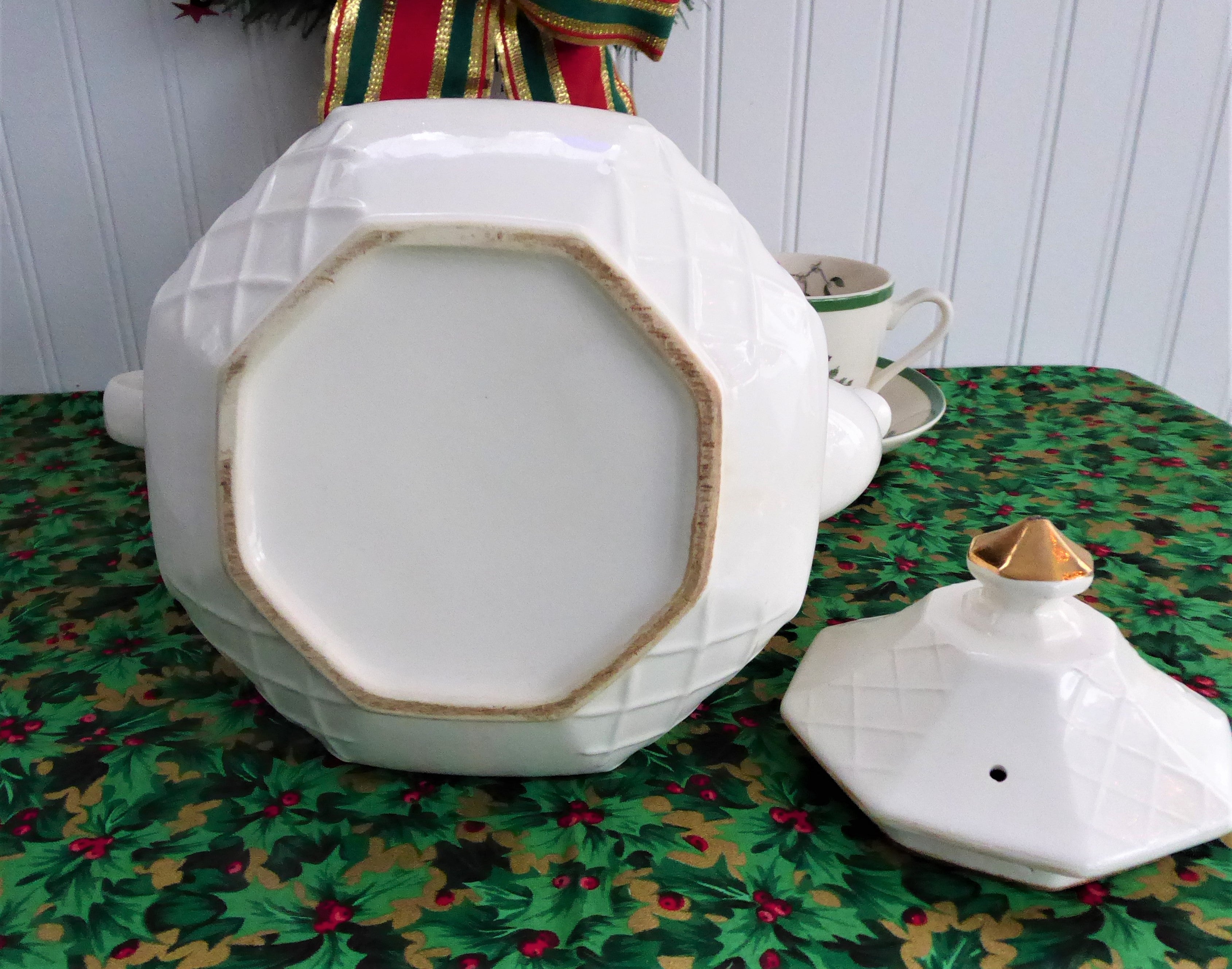 Vintage 1970s Christmas Tree Teapot - Large Holiday Tea Pot for Festive Tea Parties & Cozy Winter Gatherings