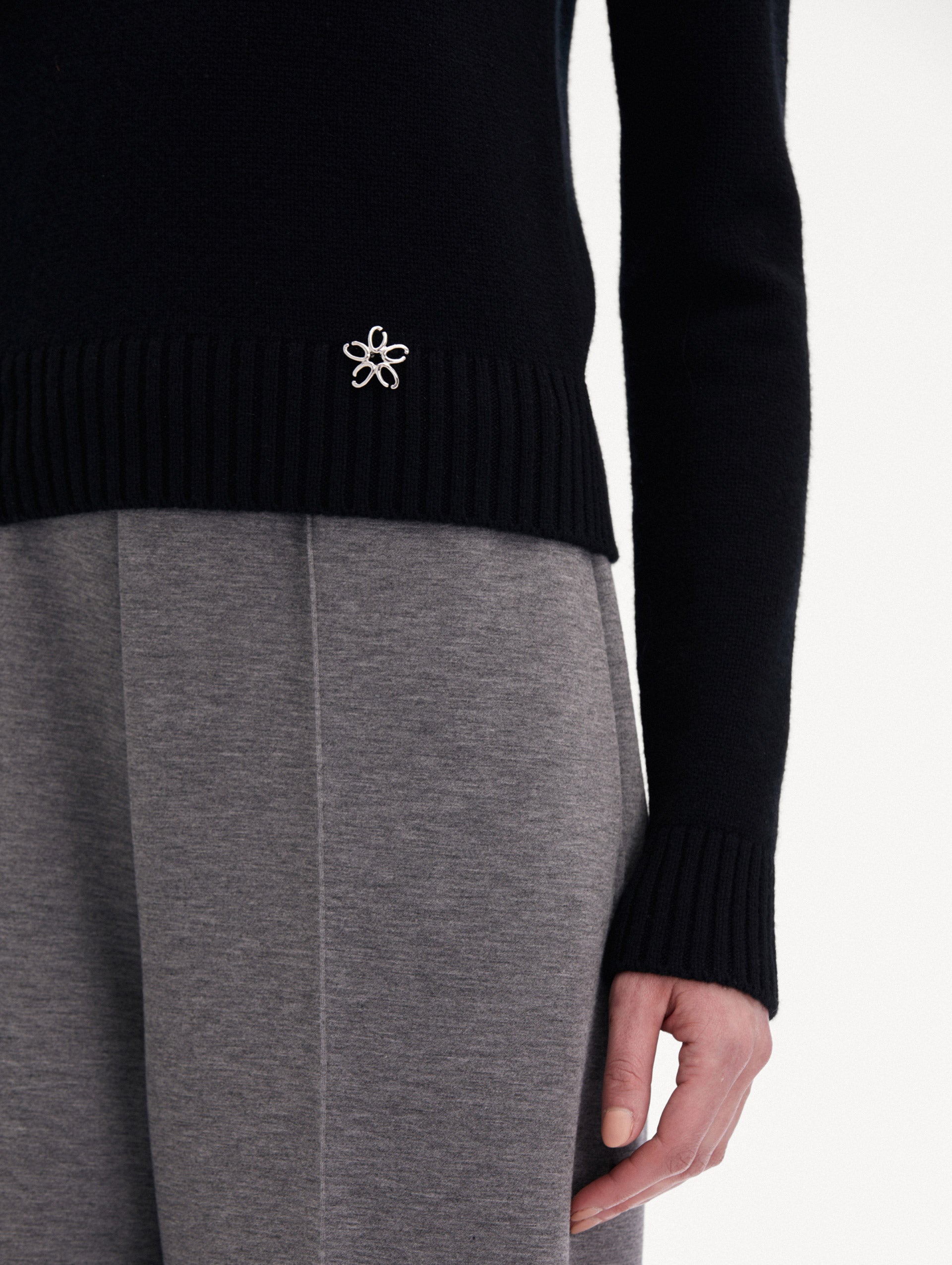 Luxury O Flower Cashmere Pullover Sweater for Women - Soft & Warm Winter Knitwear - Perfect for Office, Travel & Casual Outfits