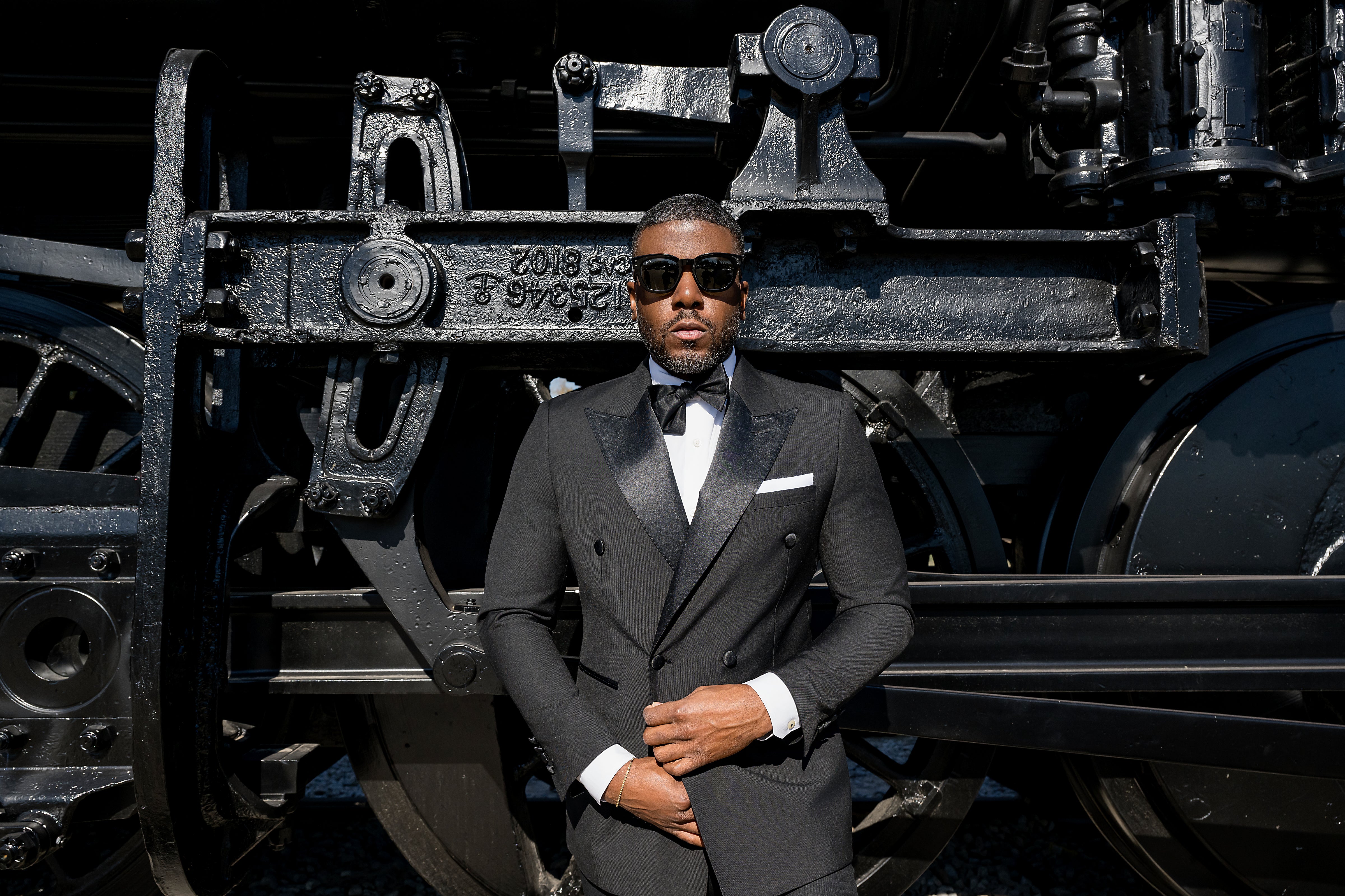 Elegant Black Peak Lapel 2-Piece Double Breasted Tuxedo Suit for Men - Perfect for Weddings, Prom & Formal Events