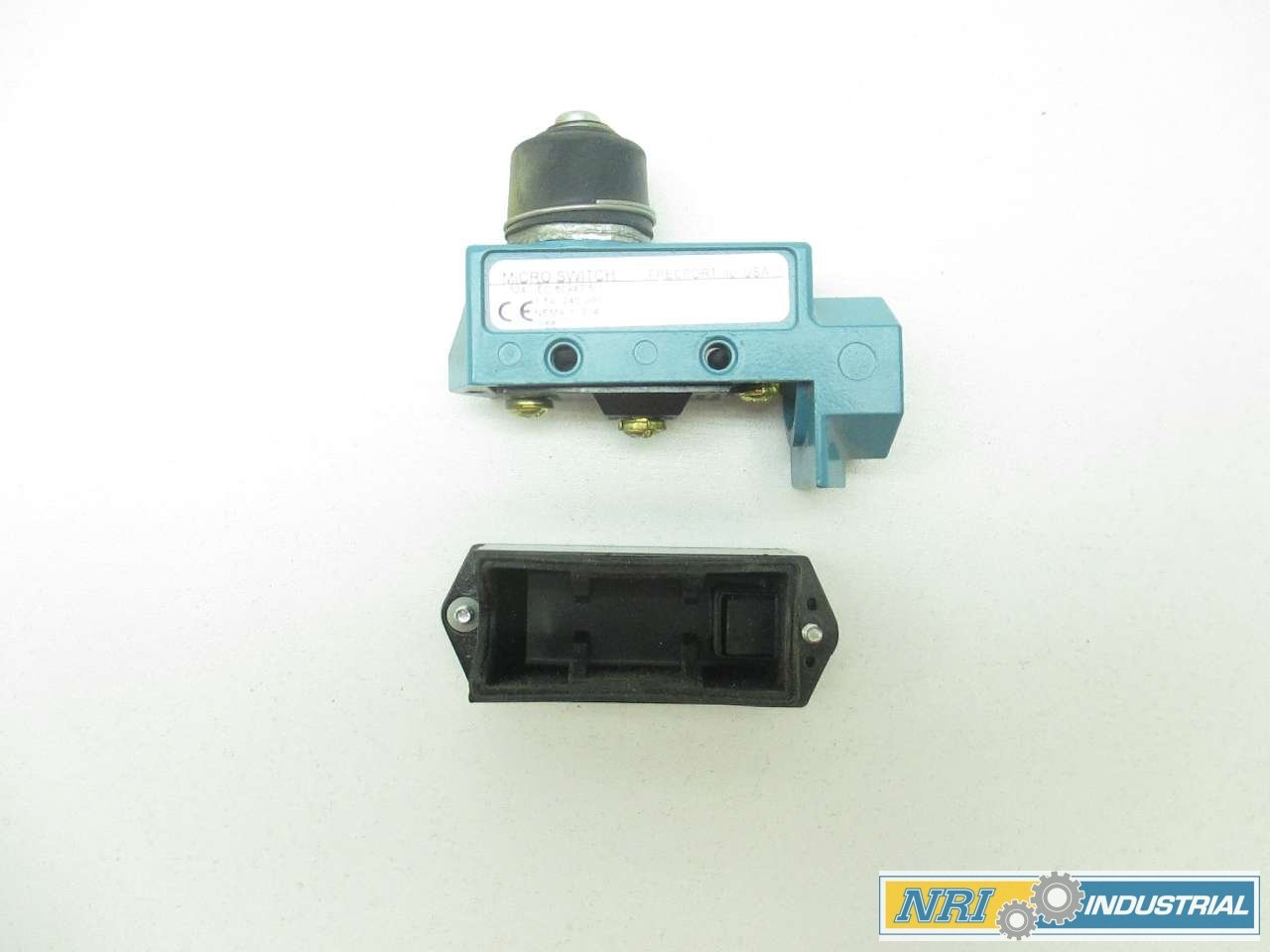 Honeywell BZE6-2RN Micro Switch 240V AC 1.5A Limit Switch D498763 - Perfect for Industrial Automation, HVAC Systems, and Appliance Safety Controls