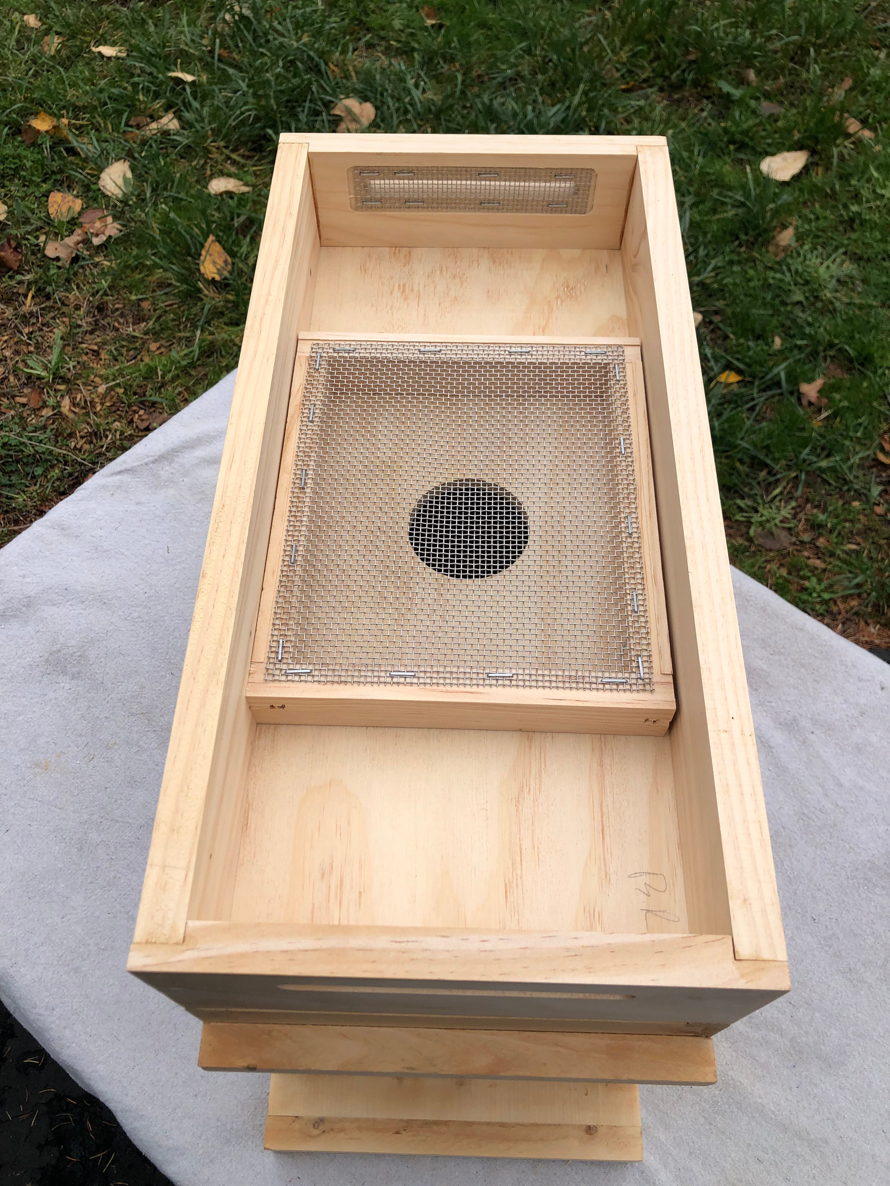 Nucleus Hive Vivaldi Board™ with Vivaldi Screen™ - Premium Beekeeping Equipment for Professional & Hobbyist Beekeepers | Perfect for Honey Production, Pollination & Apiary Management