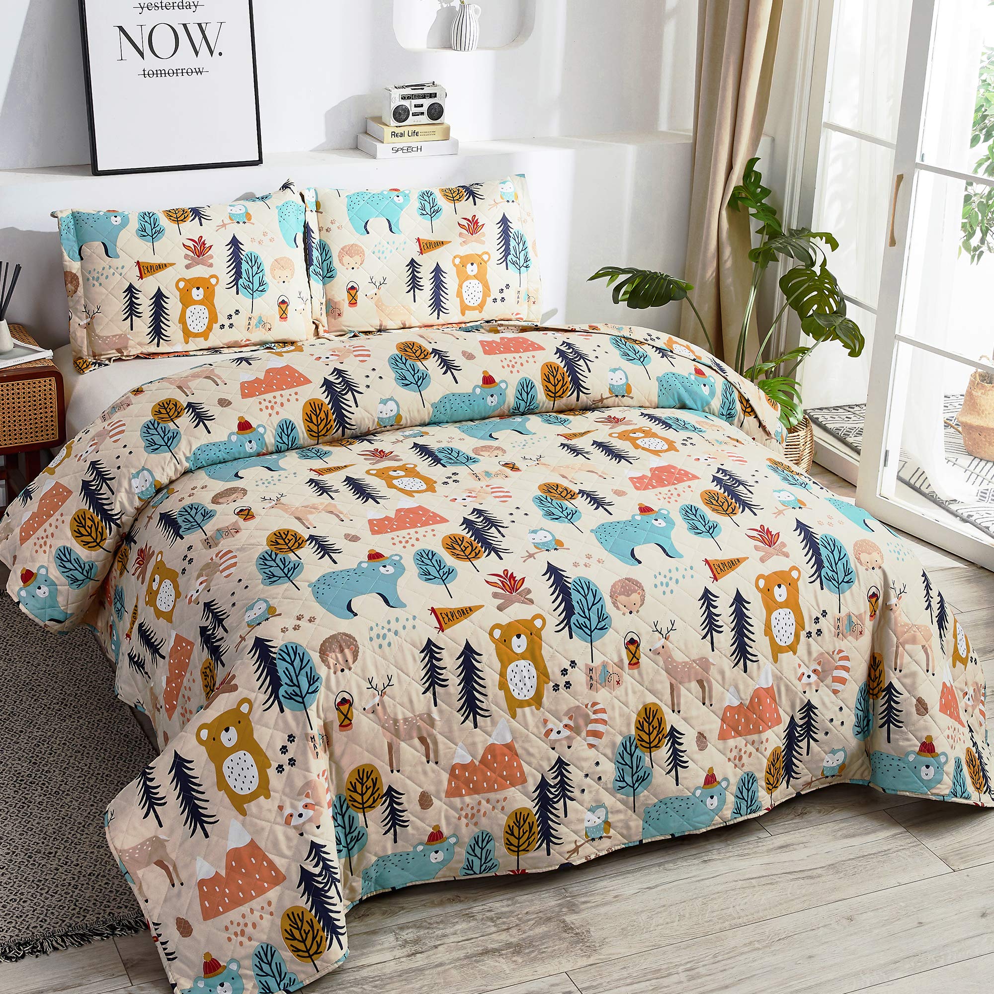 **Cartoon Bear Print Reversible Queen Quilt Set - Lightweight Bedspread Coverlet for Kids, Boys & Girls - Forest Animal Theme Bedding Collection - Perfect for Nursery, Bedroom & Home Decor**