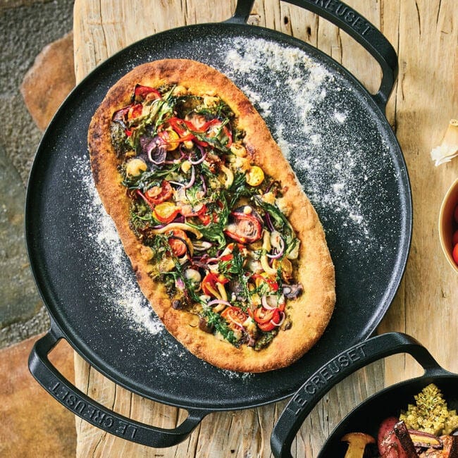 Le Creuset 15-Inch Alpine Outdoor Pizza Pan - Cast Iron Pizza Stone for Grill, Oven & Camping - Perfect for Backyard BBQ, Picnics & Outdoor Cooking