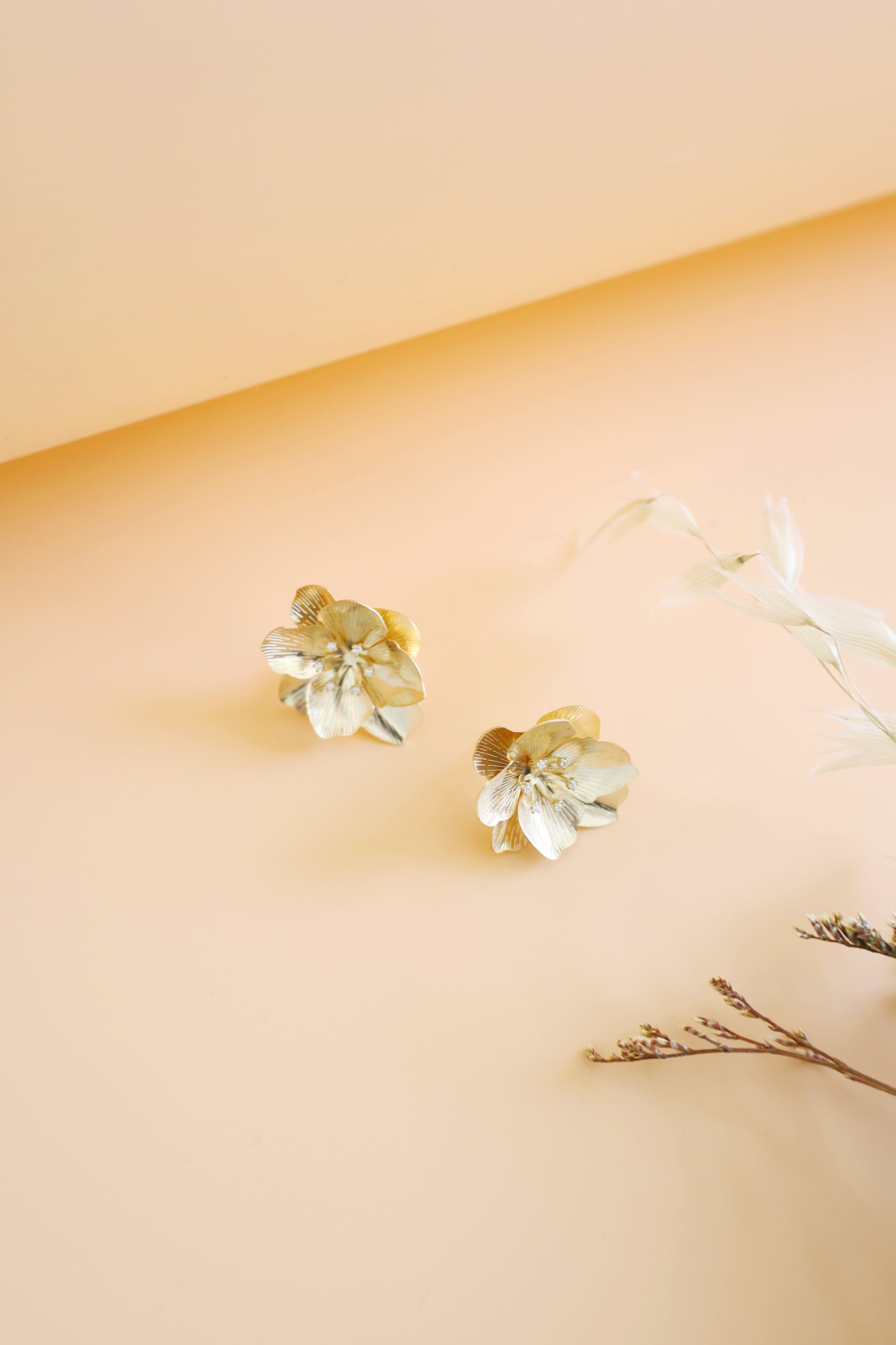 Golden Flower Post Earrings for Women - Elegant Floral Stud Earrings for Everyday Wear, Gift Giving & Special Occasions