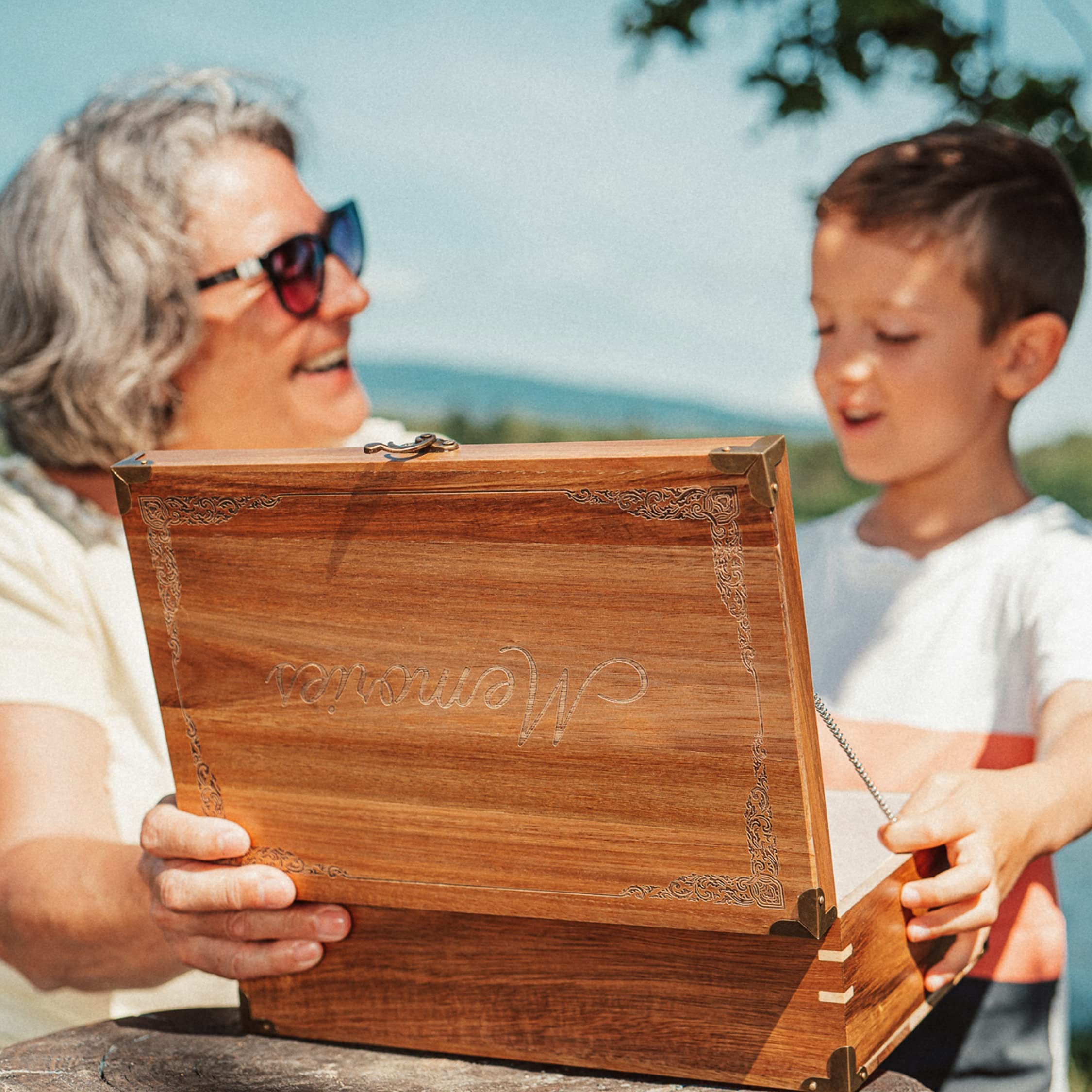 Large Rustic Wooden Memory Keepsake Box with Hinged Lid & Chamois Leather Lining - Decorative Storage Box for Wedding, Anniversary, Baby Keepsakes & Family Heirlooms - Perfect for Home Decor, Gift Giving & Organizing Cherished Mementos