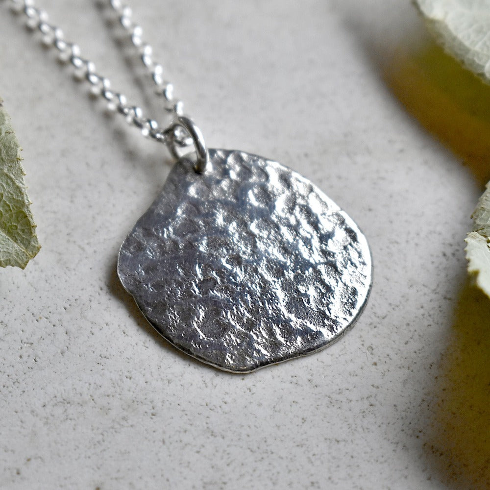 Stylish Concrete Pattern Pendant Necklace for Women - Trendy Geometric Jewelry for Everyday Wear & Special Occasions