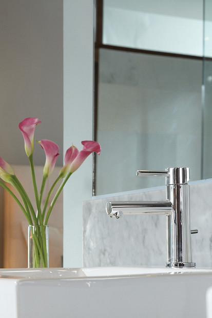 Moen 6195 Single Hole Bathroom Faucet in Chrome - Modern Water-Saving Design for Bathroom Sink, Vanity & Powder Room Installation