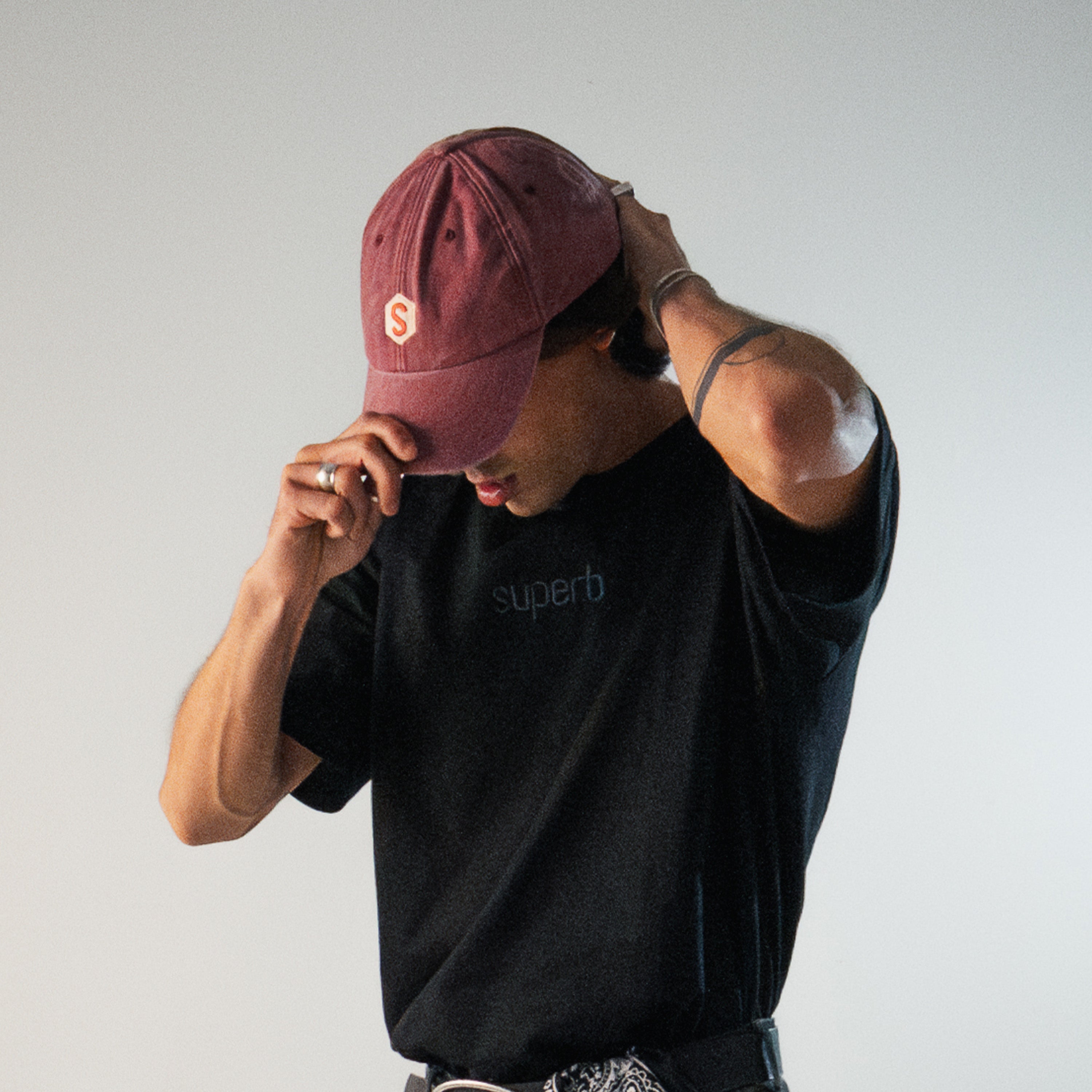 Vintage Red Baseball Cap for Men & Women - Classic Adjustable Dad Hat for Casual Wear, Outdoor Sports, and Street Fashion