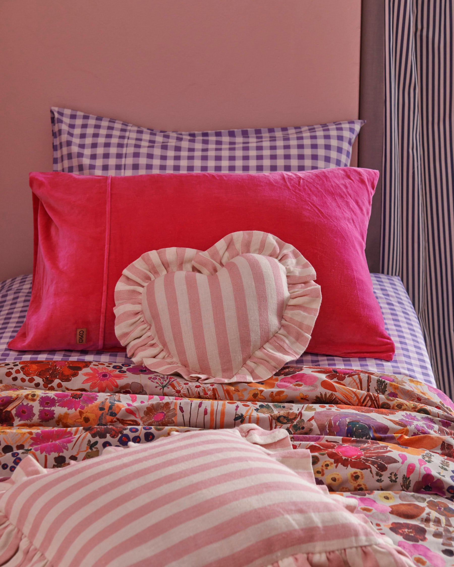 Luxury Bubblegum Pink Velvet Pillowcase - Soft & Hypoallergenic for Better Sleep - Perfect for Bedroom, Sofa & Travel Accessories