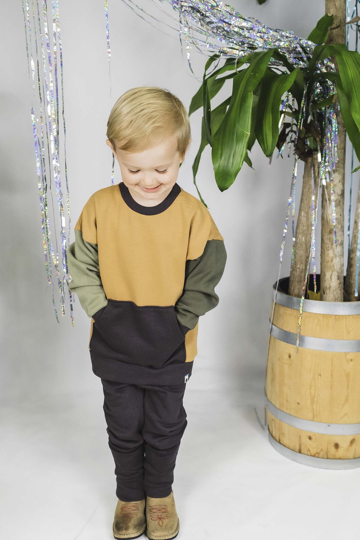 Stylish Boys' Color Block Crewneck Sweatshirt - Trendy Casual Wear for School & Play | Comfortable & Fashionable Kids' Top