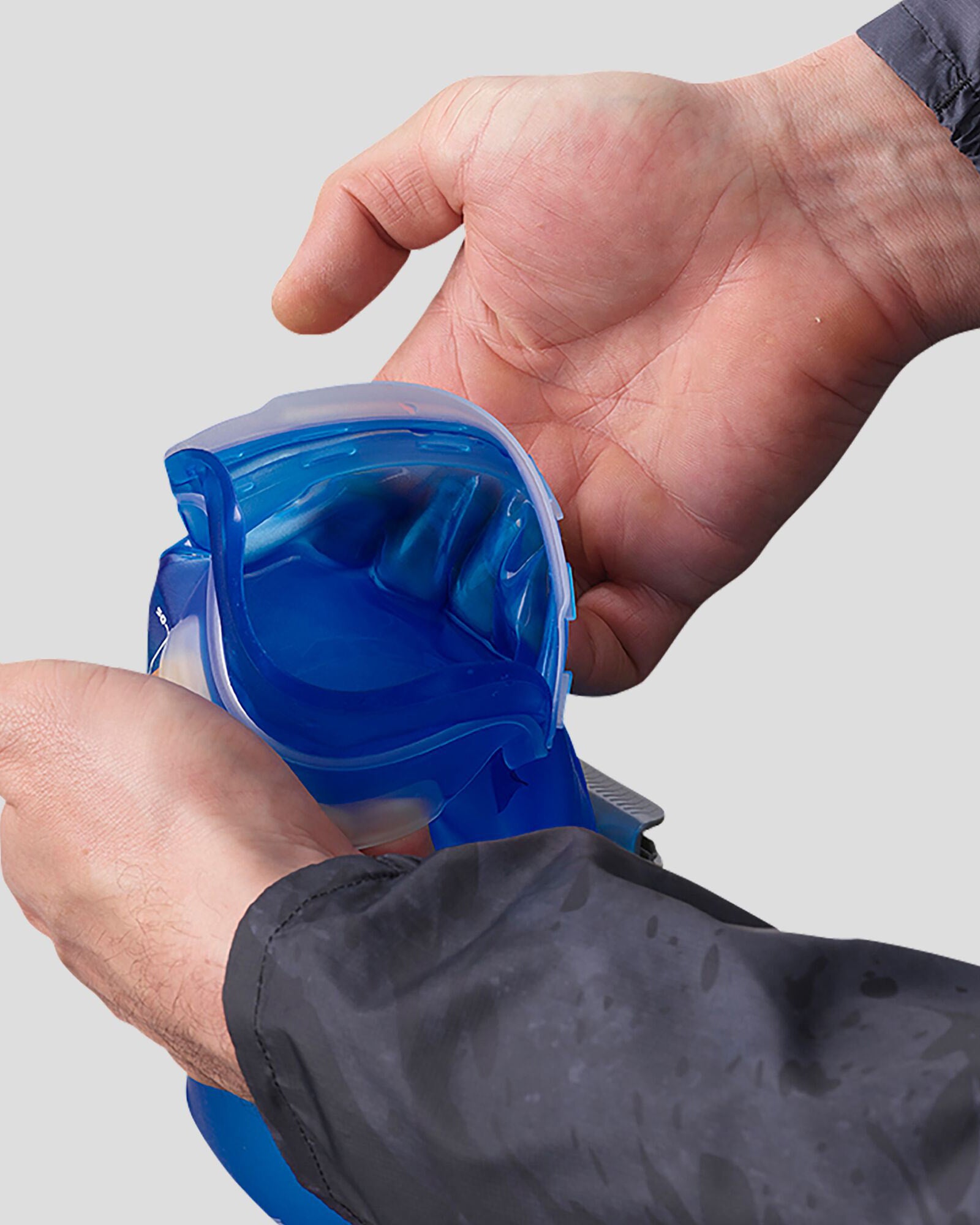 Salomon Soft Reservoir 1.5L Hydration Bladder - Clear Blue for Hiking, Running & Outdoor Adventures
