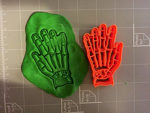 Halloween Hand Skeleton Cookie Cutter - Stainless Steel Baking Decorations for Spooky Cookies, Cupcakes & Gingerbread - Perfect for Halloween Parties, Horror Themed Events & DIY Baking Projects