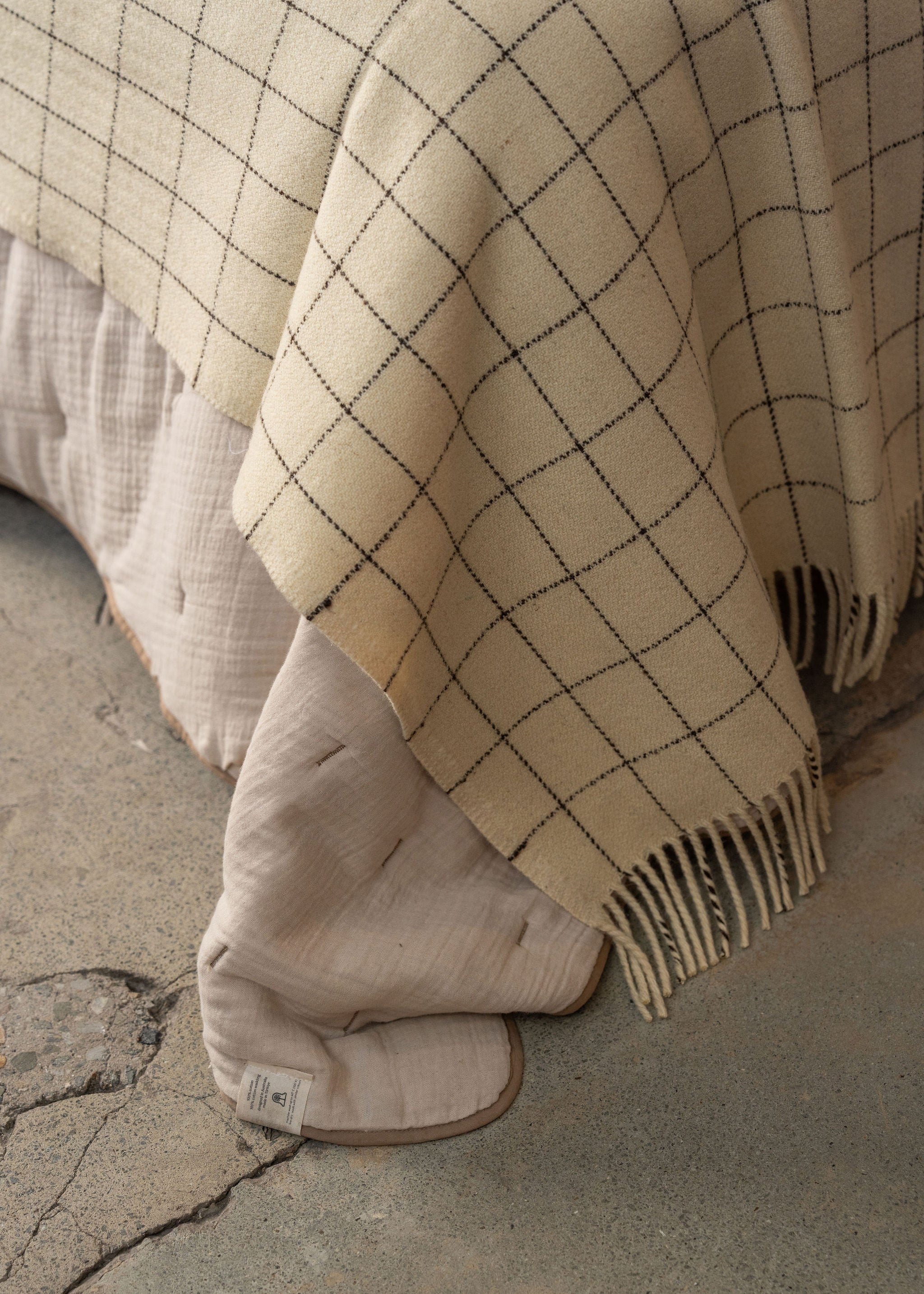 Cozy Grid Wool Throw Blanket & Reversible Bed Cover - Soft Warm Plaid Design for Couch, Sofa, Bed & Home Decor - Perfect for Winter, Fall & Gift Giving