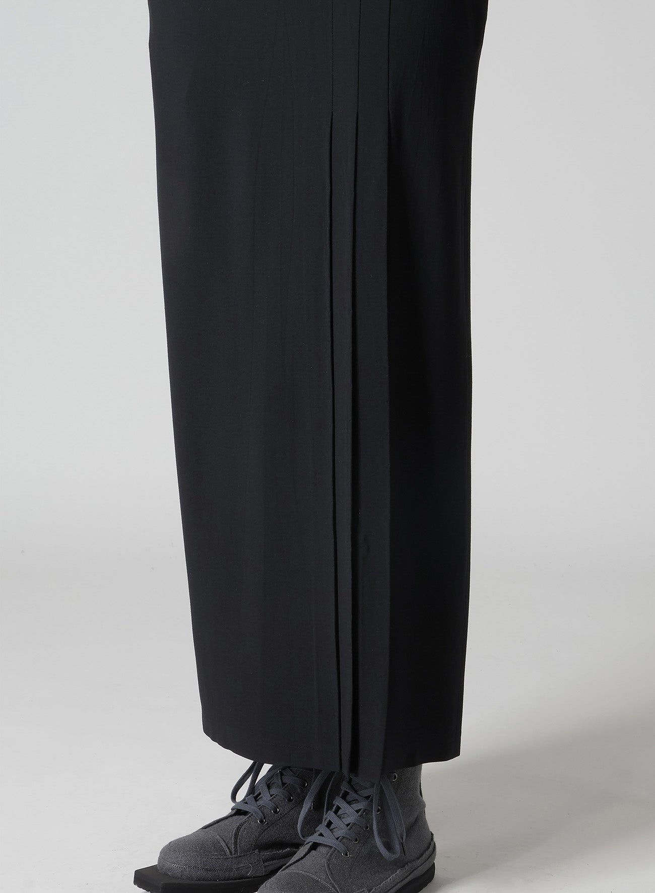 Damaged Gabardine Slim Skirt with Tuck Detail - Women's Fashion Staple for Office, Party & Casual Outfits