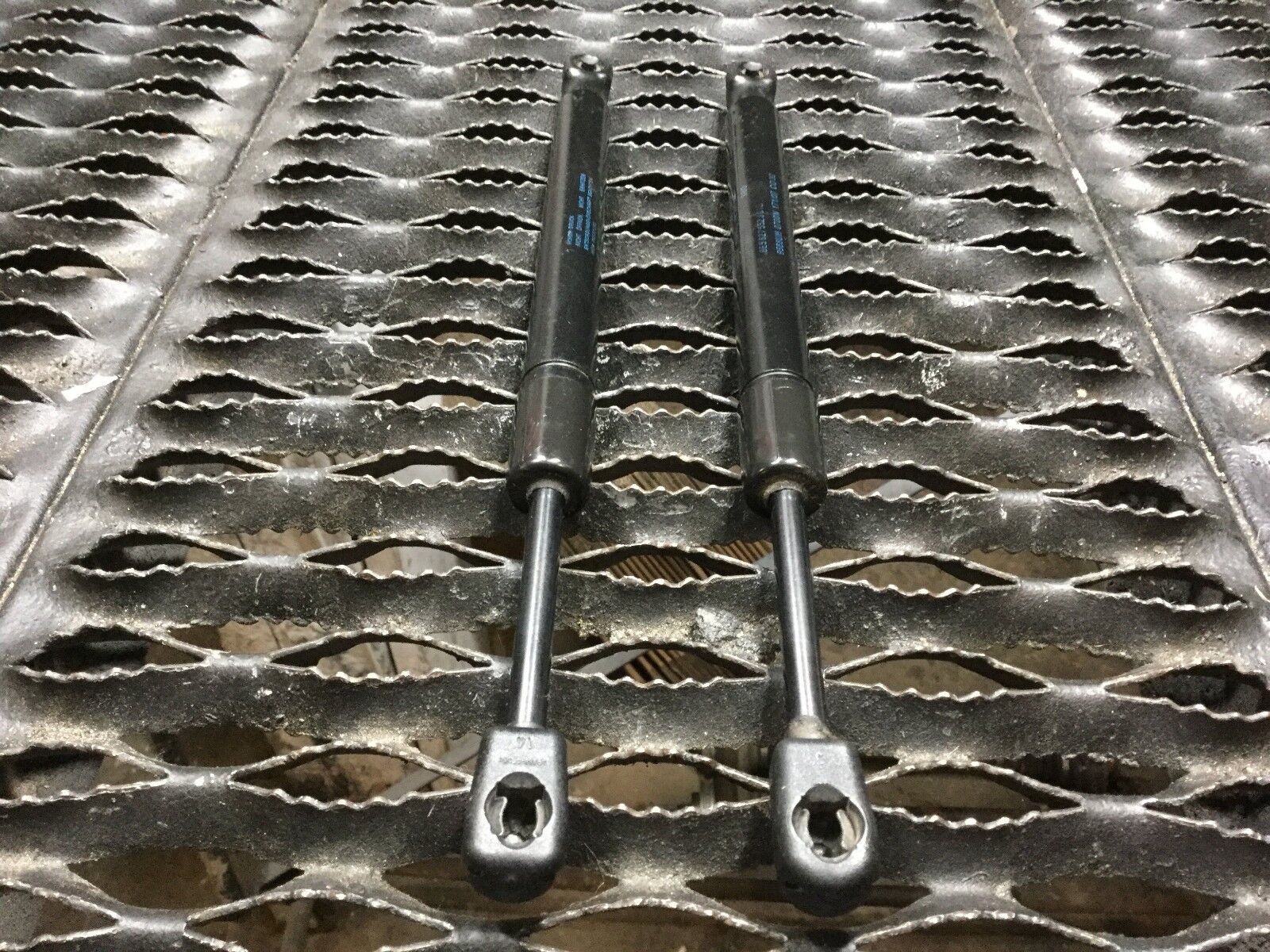 04-08 Audi A4 Sedan Rear Trunk Shock Strut Support - Left & Right Pair (2pcs) OEM Replacement - Perfect for Trunk Lid Support & Smooth Opening/Closing