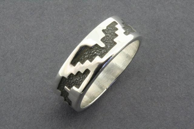 Elegant Pyramid Etched Band Ring for Women - Minimalist Stackable Jewelry for Everyday Wear & Special Occasions