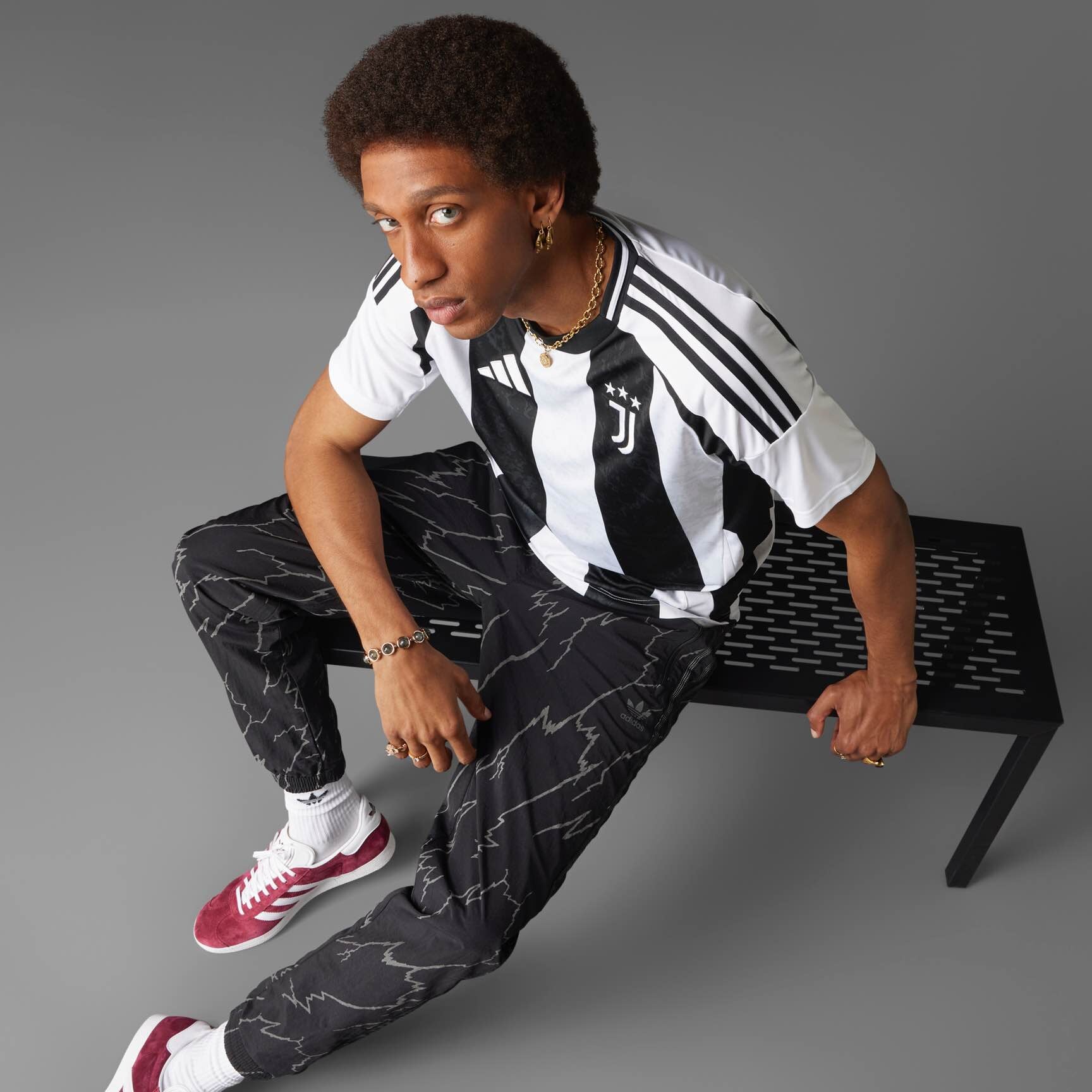 Official Juventus 24/25 Home Jersey - Authentic Football Shirt for Men & Women - Perfect for Matches, Training & Fan Support