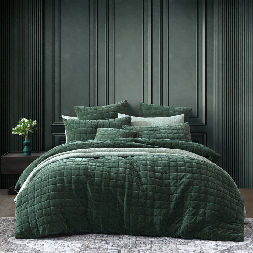 Luxury Apollo Cilantro Quilt Cover Set - King Size Bedding Set by Logan & Mason Platinum - Soft Breathable Cotton for Master Bedroom, Guest Room & Hotel Decor