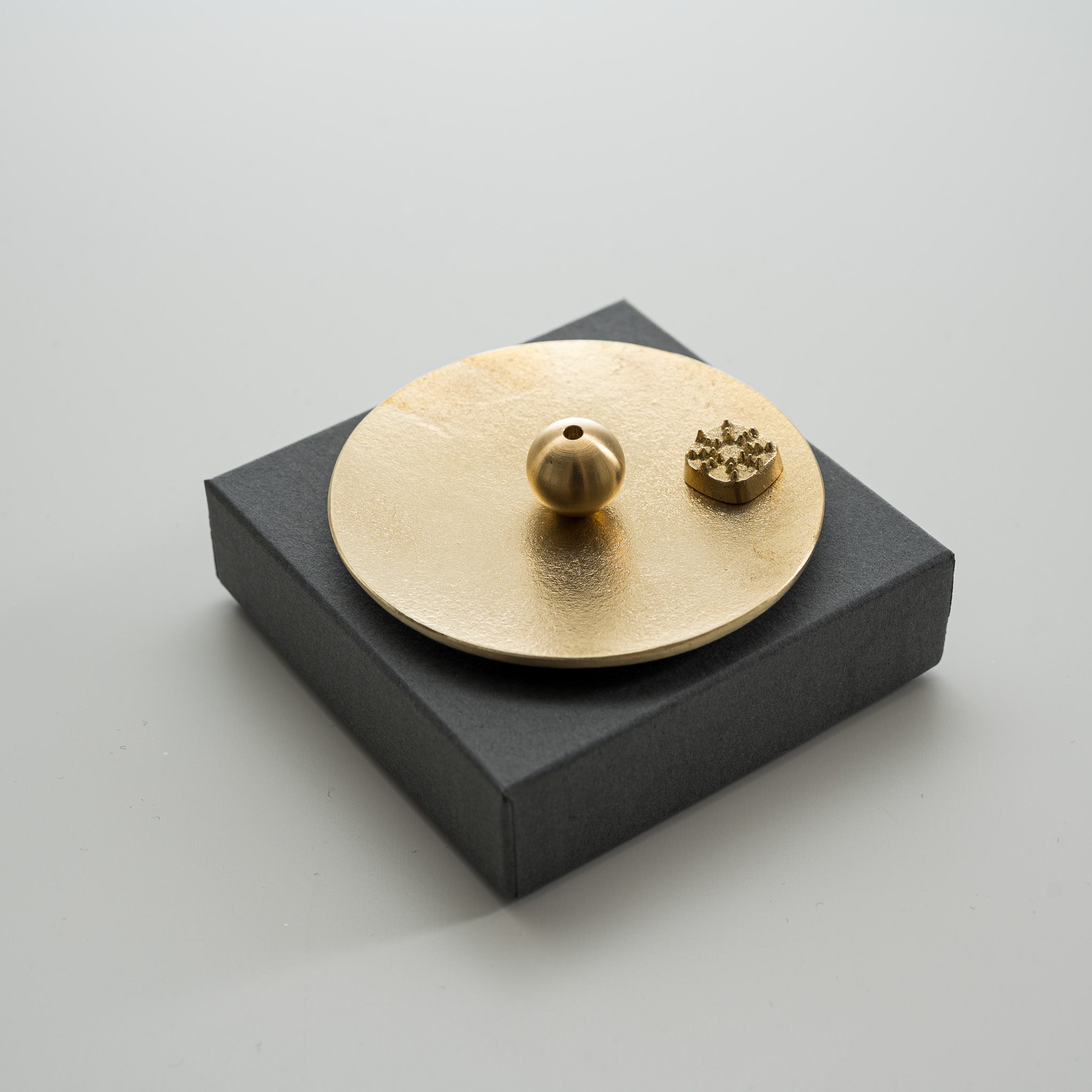 NOUSAKU Japanese Incense Holder Plate - Round Zen Style for Aromatherapy & Meditation - Handcrafted Traditional Metal Incense Burner for Home, Office & Yoga Studio Decor