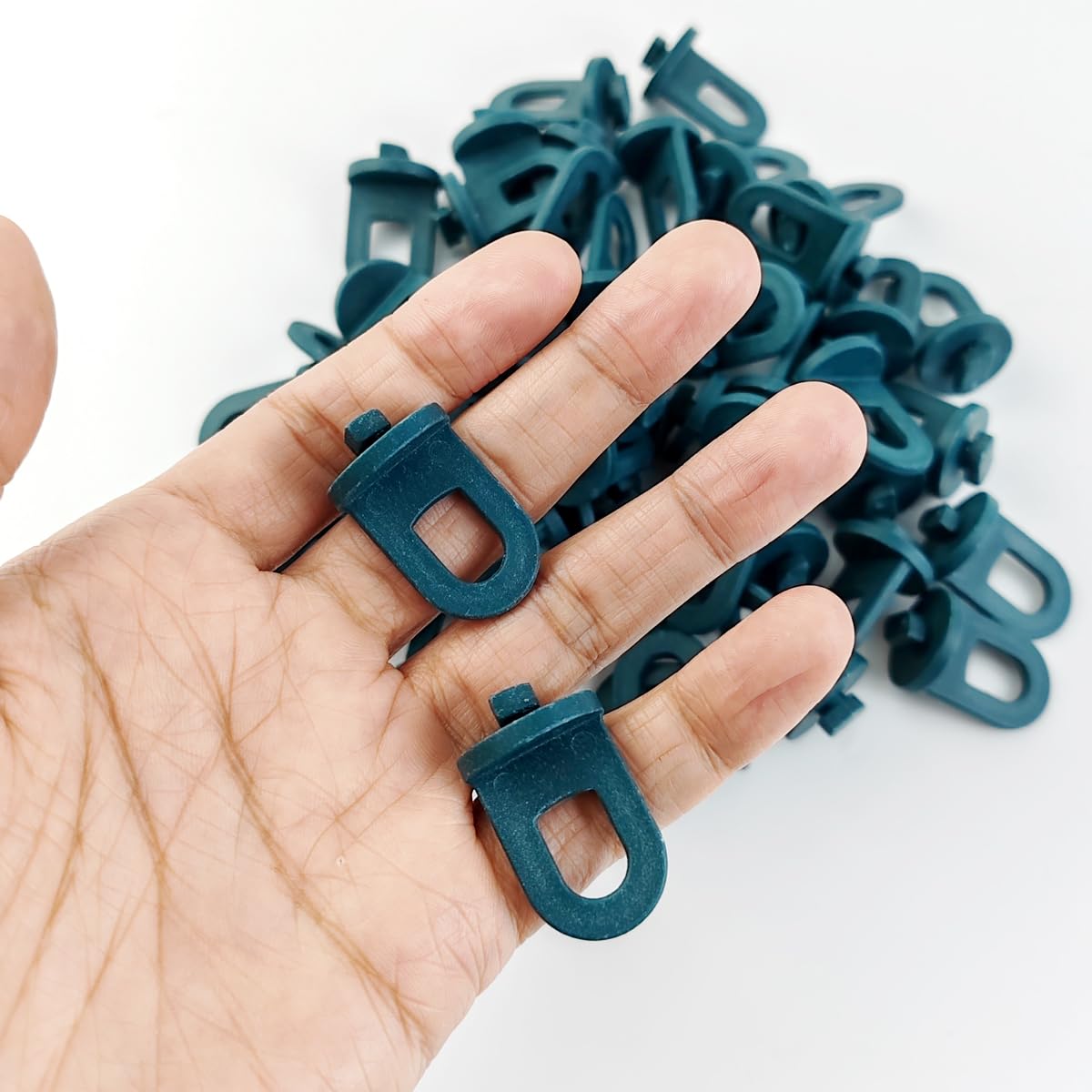 GXXMEI 100PCS Greenhouse Twist Clips - Heavy Duty Plant Hooks for Aluminium Greenhouse, Garden Hangers for Insulation & Plant Support - Perfect for Tomato Vines, Cucumber Plants & Greenhouse Accessories