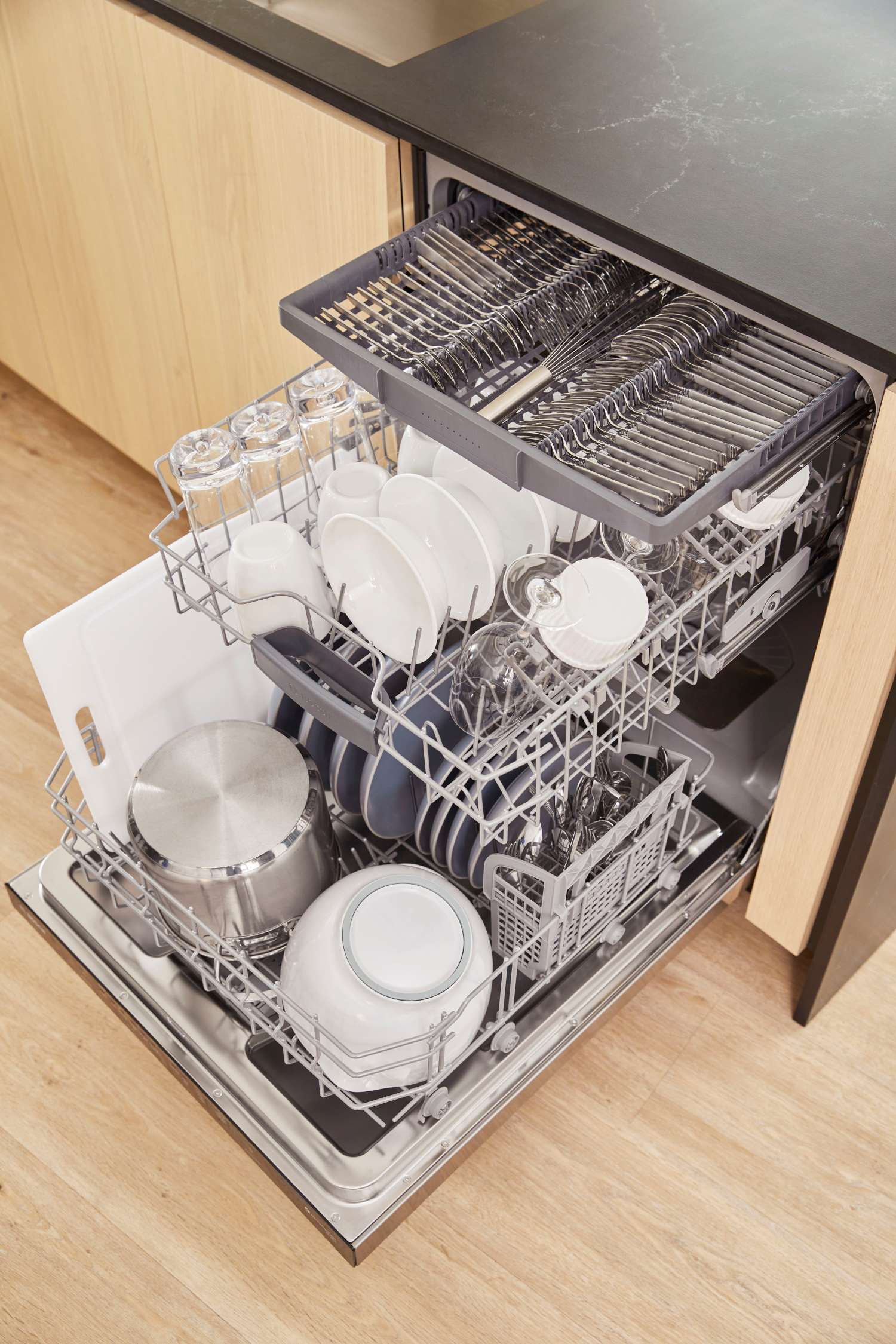 Bosch 24 Inch Stainless Steel Smart Dishwasher with Anti-Fingerprint Finish, Home Connect & Third Rack - SHX5AEM5N | Perfect for Modern Kitchens & Large Families