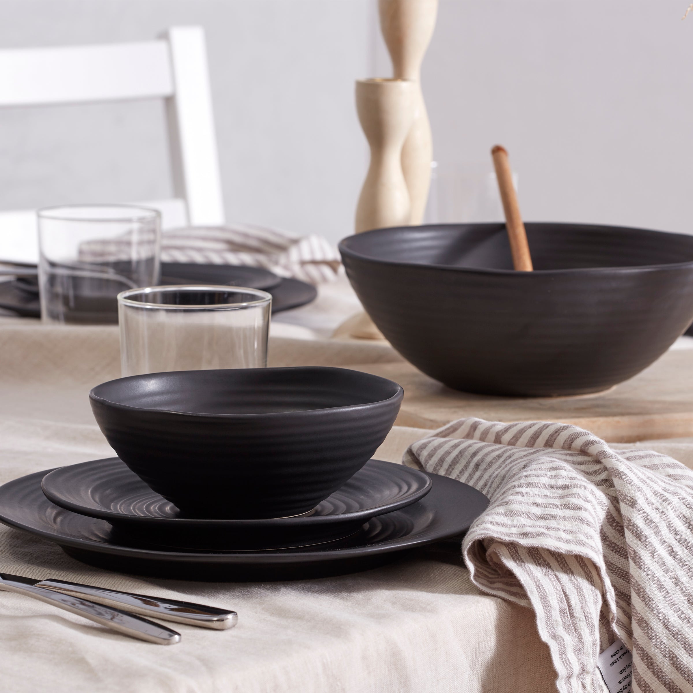 Premium Ridge Black 12-Piece Dinnerware Set - Elegant Porcelain Plates, Bowls & Mugs for Modern Dining - Perfect for Dinner Parties, Family Meals & Restaurant-Style Presentation
